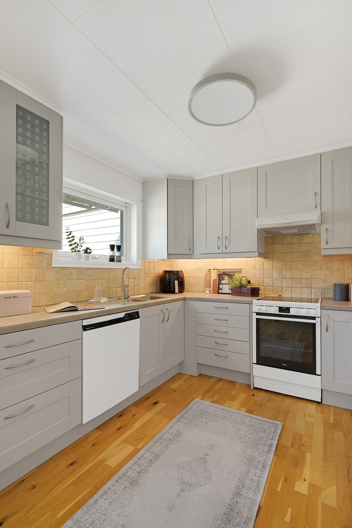 Oppvaskmaskin og komfyr medfølger. Galleribilde