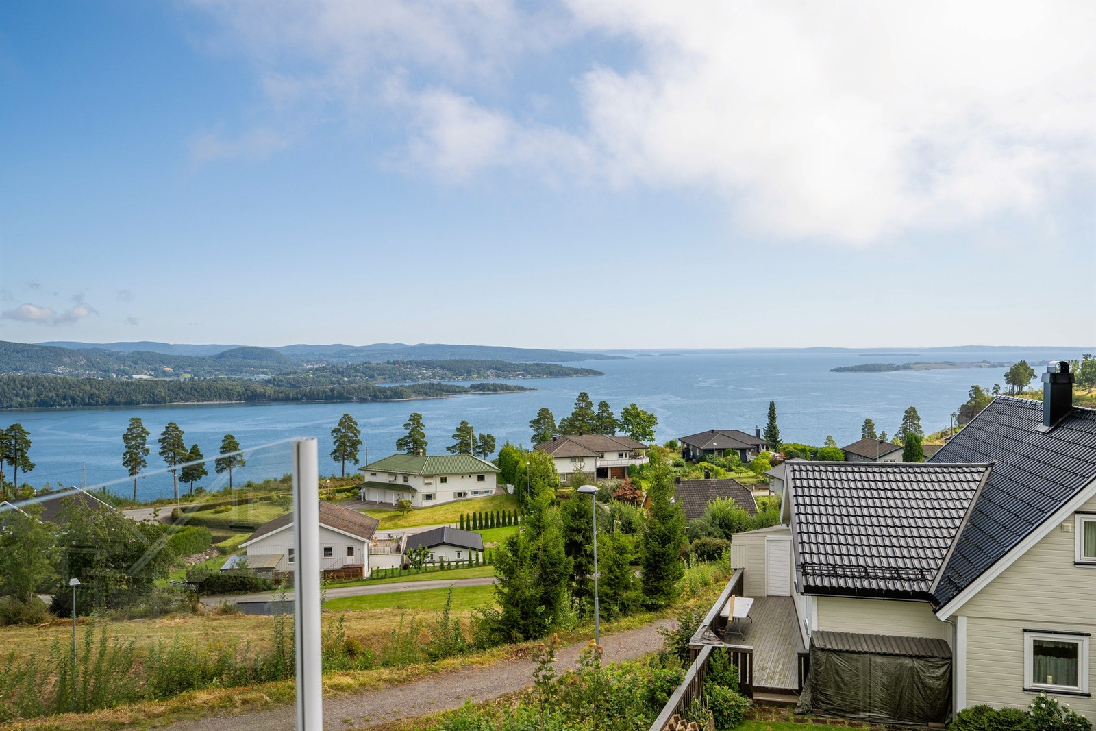 Kleiverudveien 154 ligger i et flott og veletablert boligområde på Kleiverud i Holmestrand. Her er det kort vei til både skole og barnehage. Galleribilde