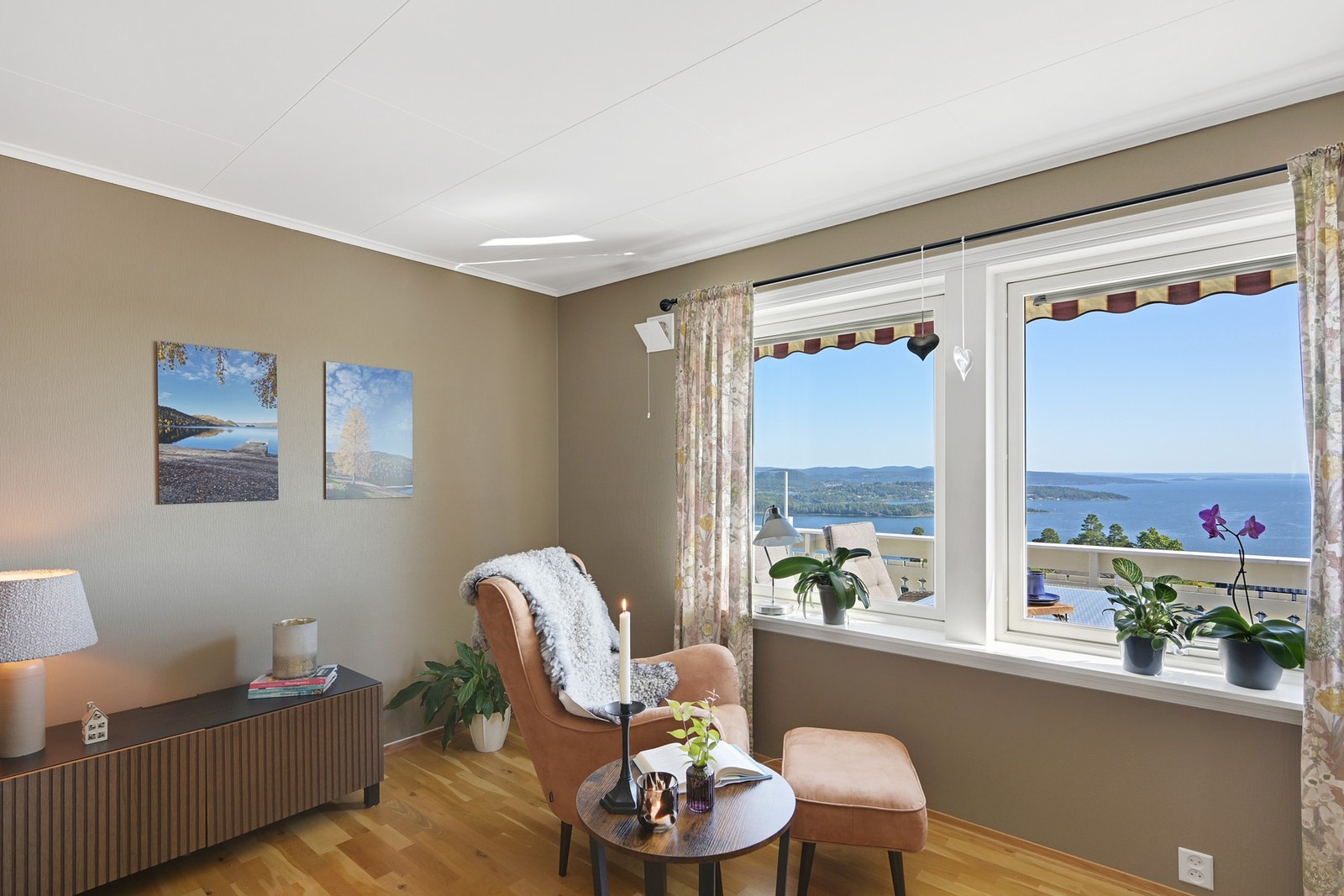 Flott utsikt fra stuen - så her er det bare å sette seg ned å nyte. Galleribilde