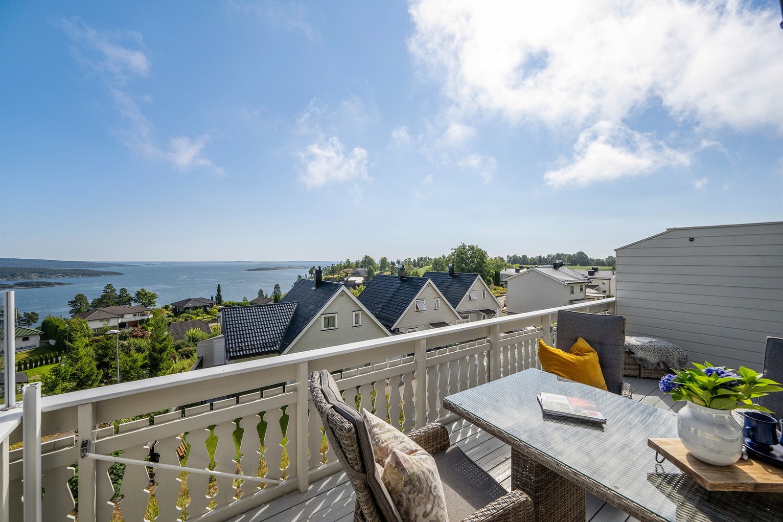 Romslig veranda mot øst med morgensol. Galleribilde