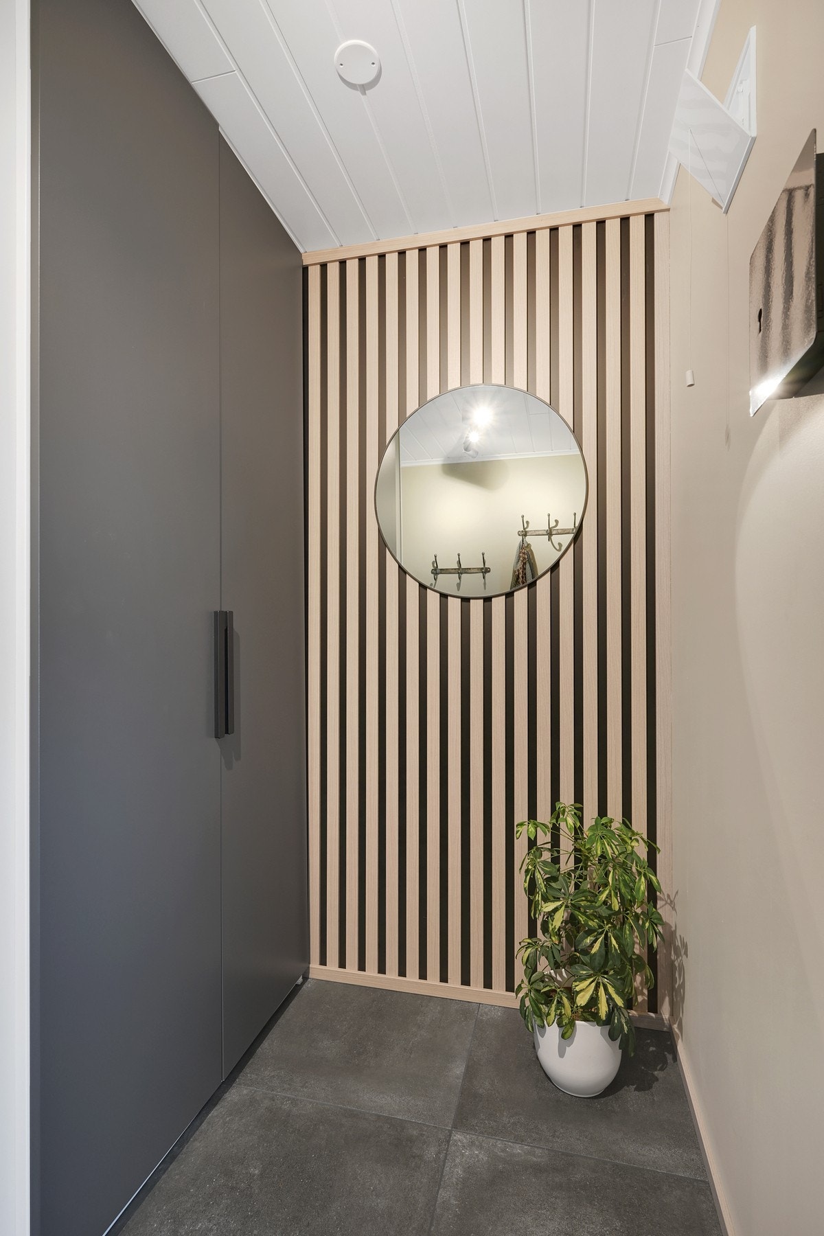 Nyoppusset entré med garderobe og spilevegg. Galleribilde