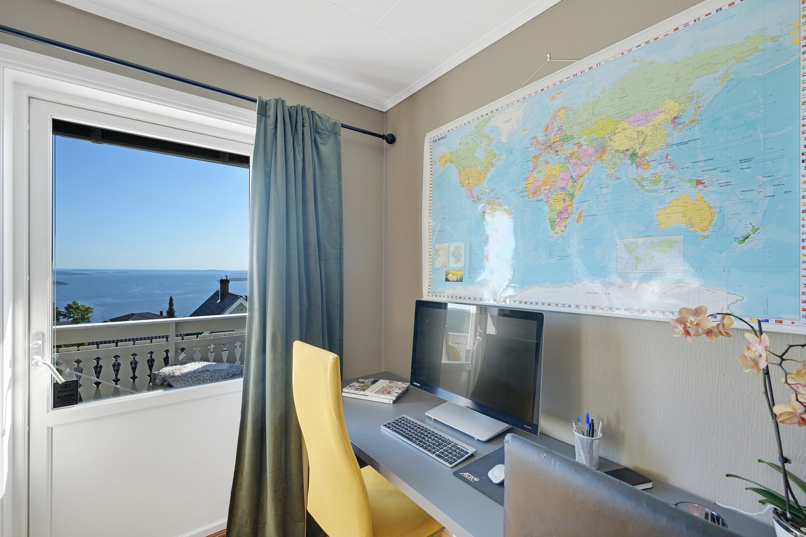 Soverom nr. 1 har utgang til balkong med fantastisk utsikt Galleribilde