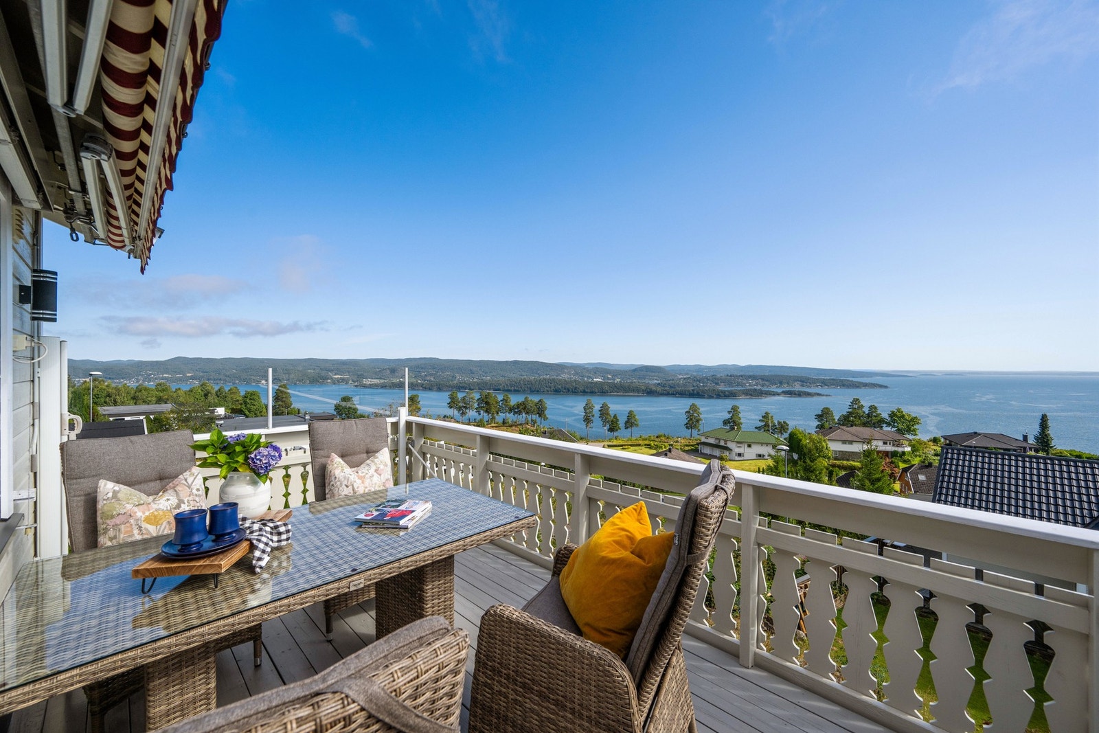 Stor og hyggelig veranda mot øst med markise. Galleribilde