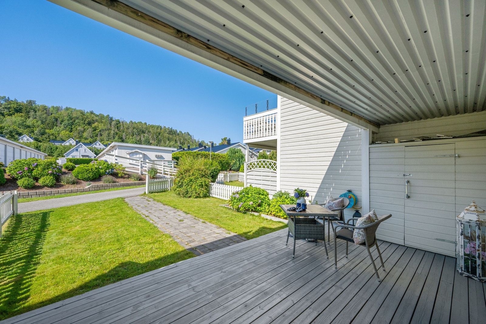 I tilknytning til inngangspartiet er den en romslig markterrasse på ca. 22 kvm. Galleribilde