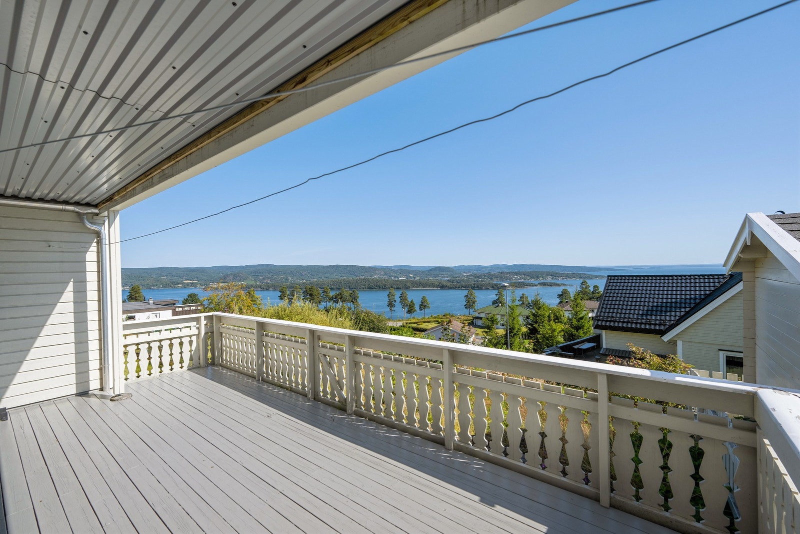 Delvis overbygd terrasse mot øst på ca. 24 kvm. Galleribilde