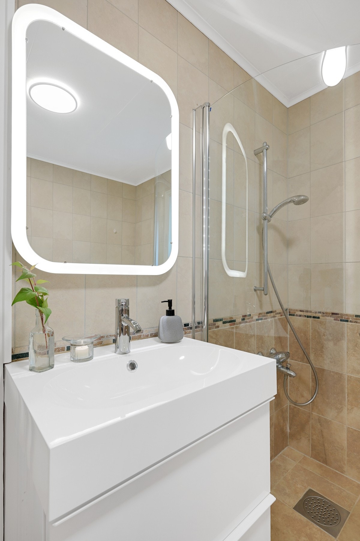 Stilig belysning igjennom veggfestet speil med ringlys. Galleribilde