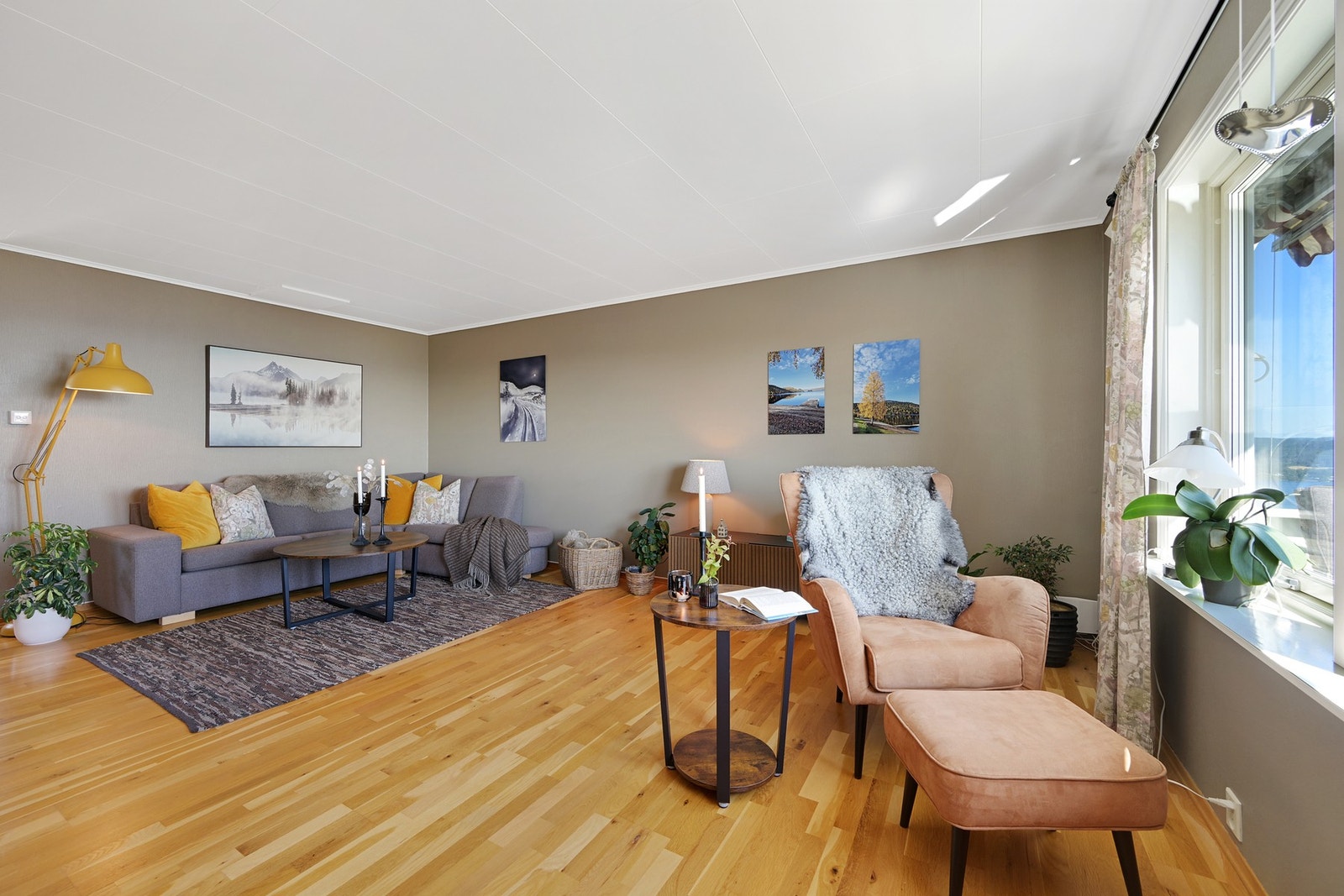 Stuen har god plass for både sofa og lenestol. Galleribilde