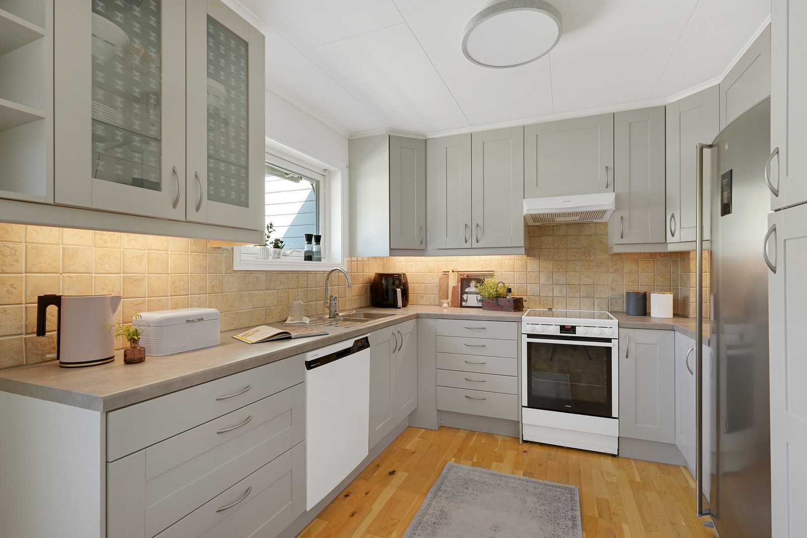 Lyst og trivelig kjøkken med innredning fra ca. 2005. Galleribilde