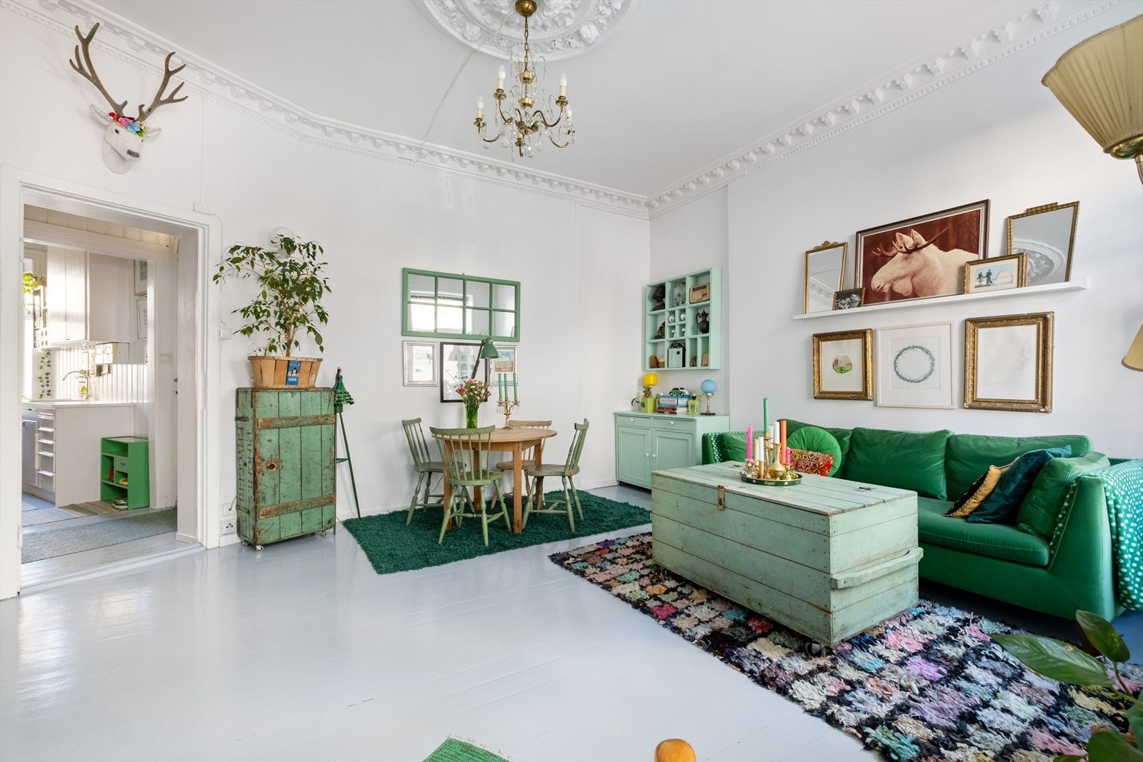 Leiligheten er malt i lyse og nøytrale farger. Galleribilde