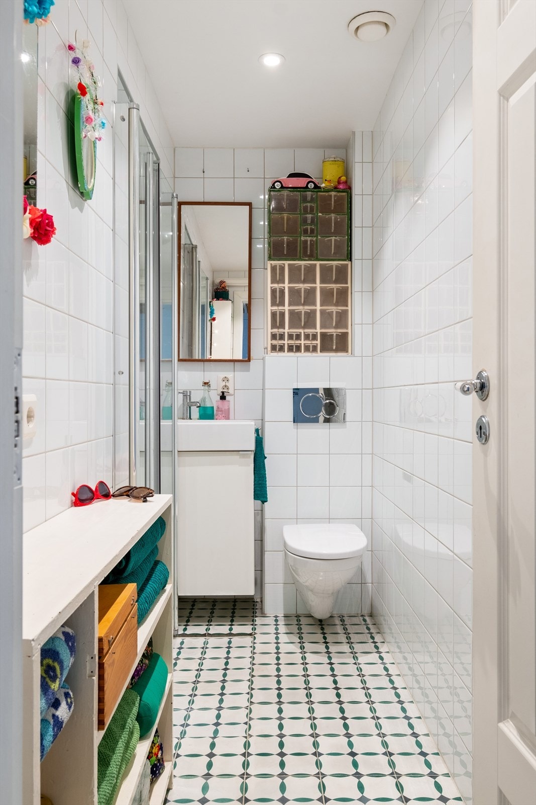 Flislagt baderom fra 2016 med varme i gulvet og downlights i himling. Galleribilde