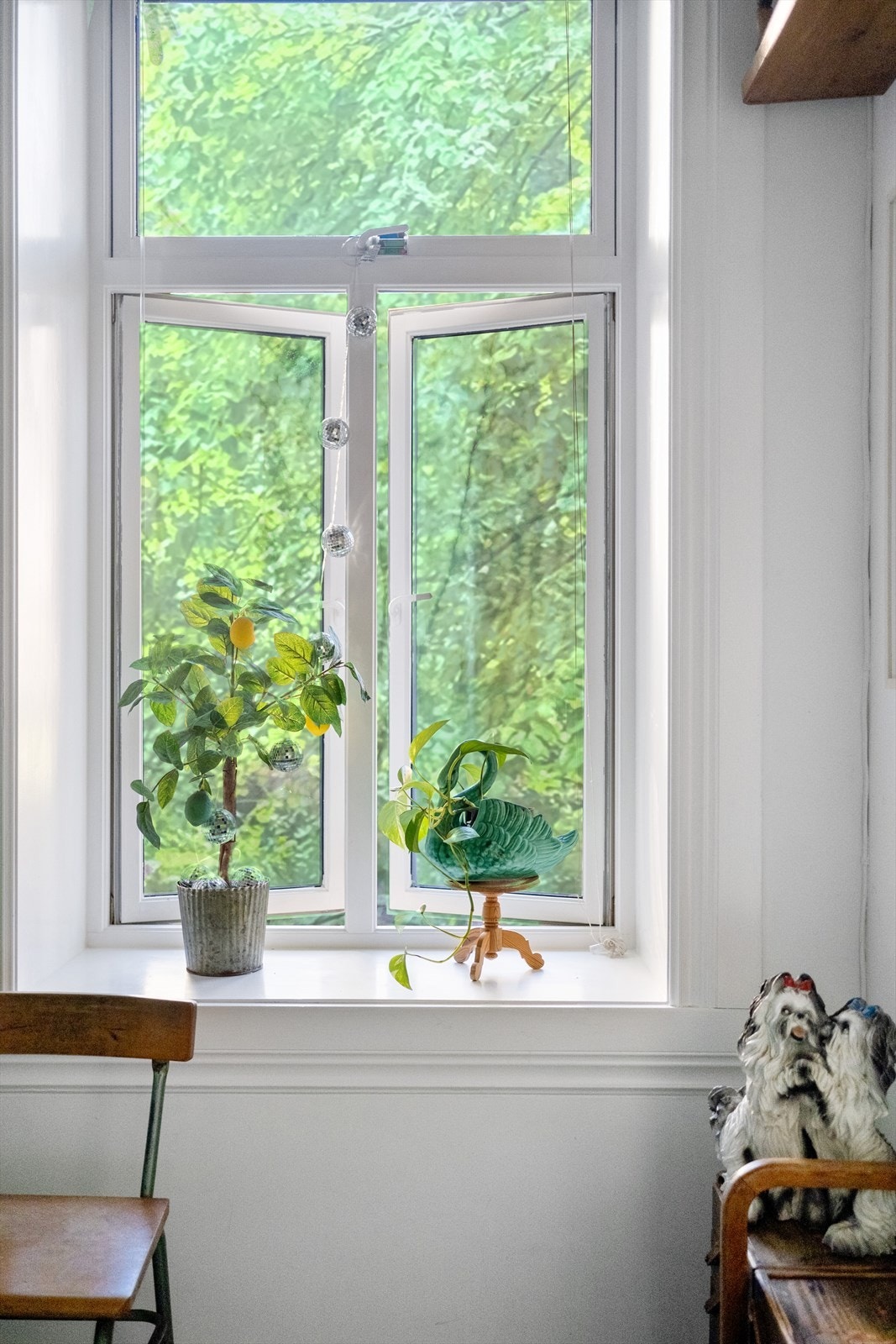 Store vindusflater som gir rikelig med luft og lys. Soverom to vender mot rolig bakgård. Galleribilde