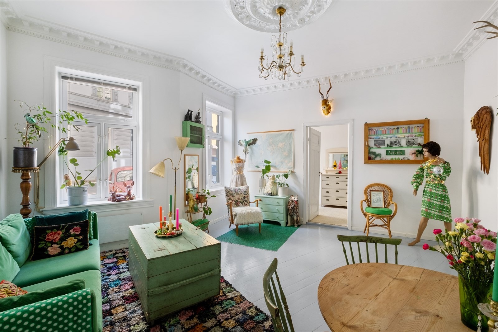 Store T-vinduer som gir rikelig med luft og lys. Galleribilde