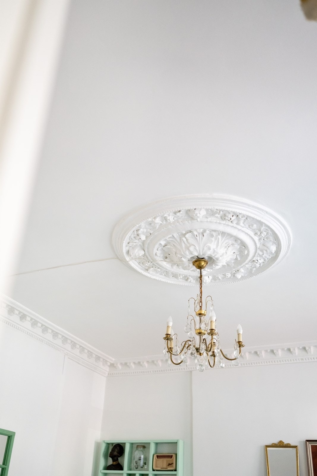 Vakker rosett og stukkatur i himling. Galleribilde