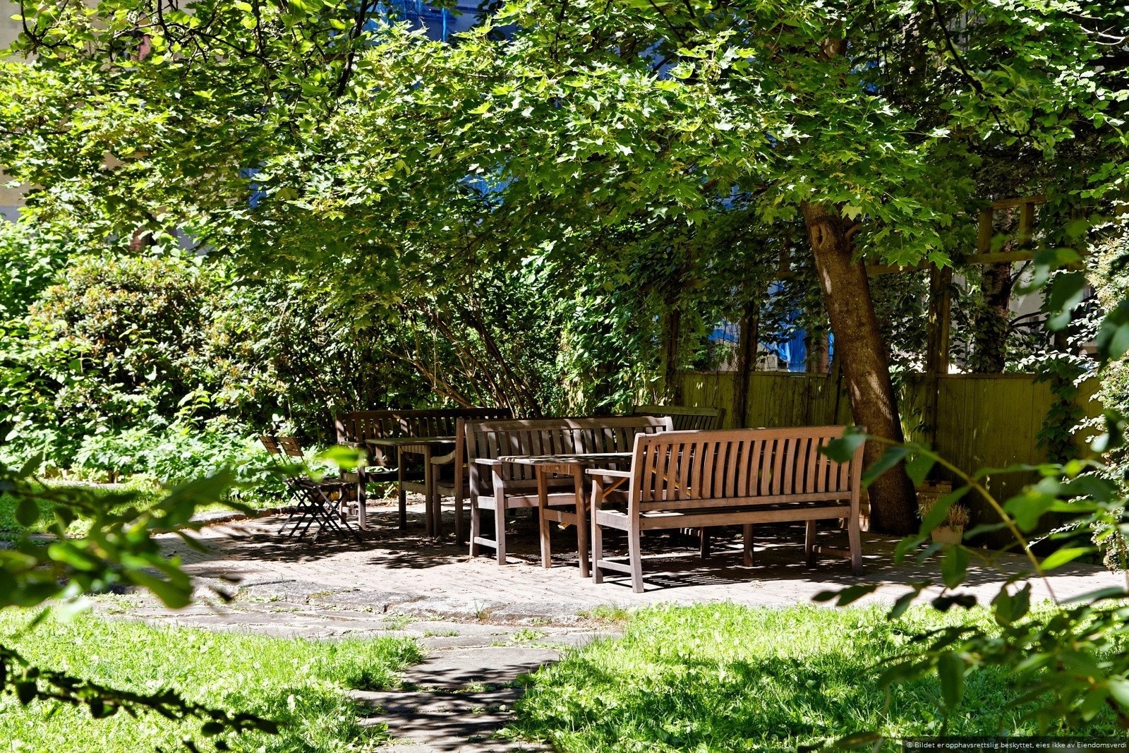 Trivelig bakgård med koselige sitteplasser. Galleribilde