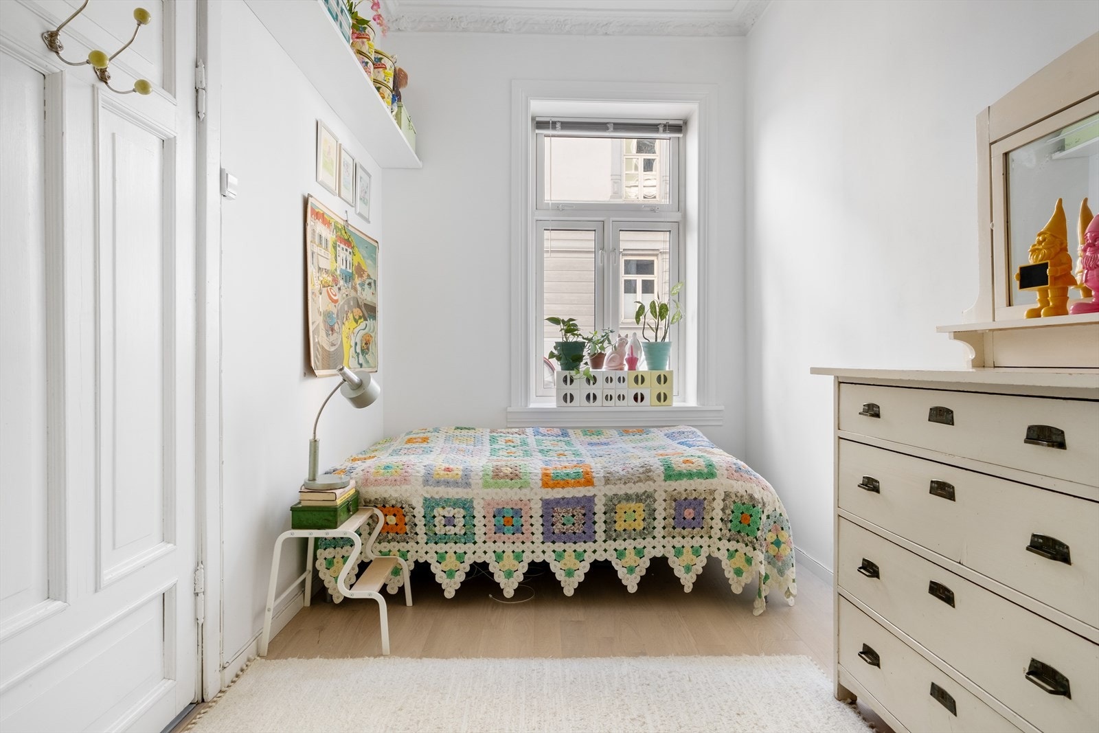 Romslig hovedsoverom med god plass til dobbeltseng med tilhørende nattbord. Galleribilde