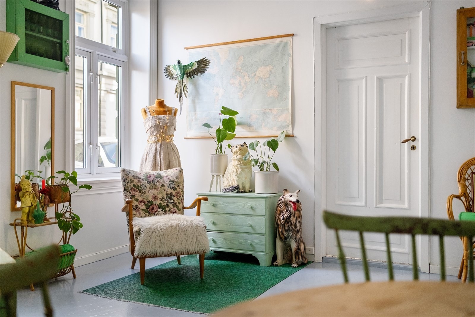 Stuen er romslig og har flere møbleringsmuligheter. Galleribilde