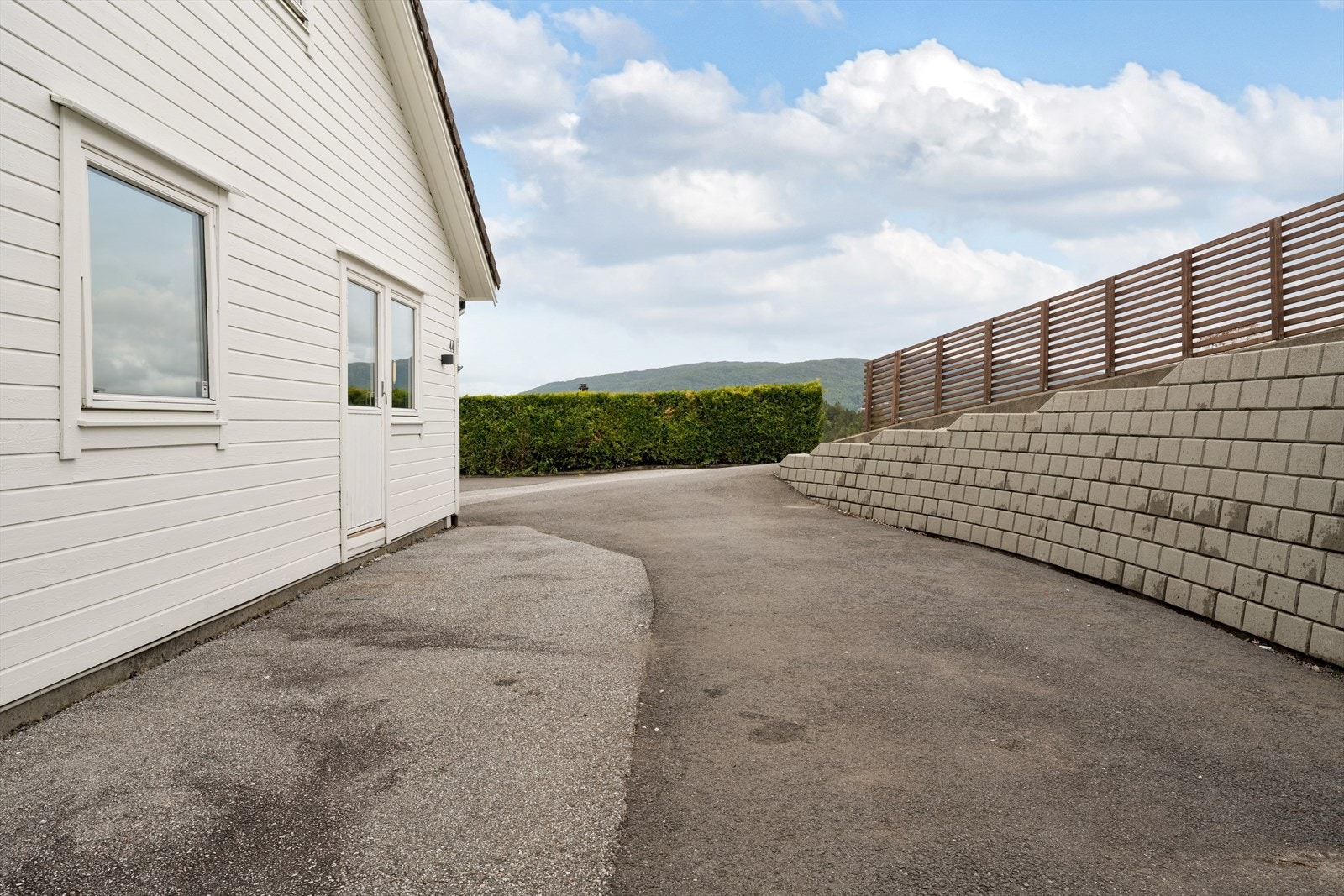 - Asfaltert innkjørsel med god plass til parkering - Galleribilde