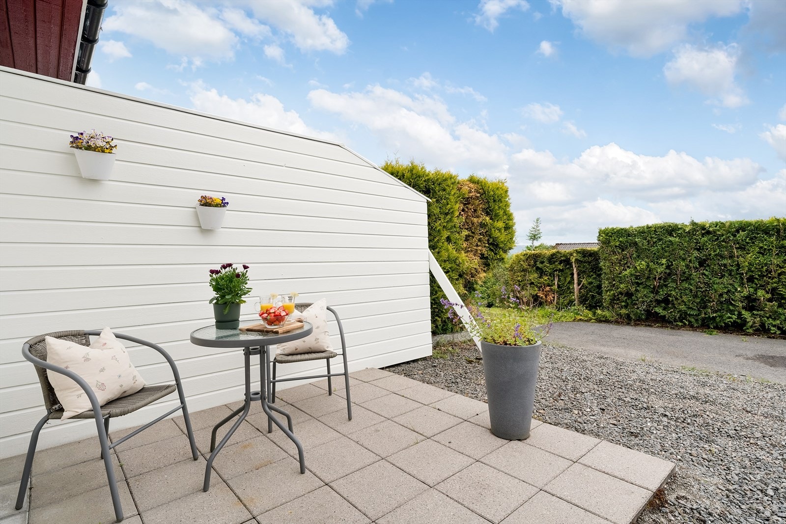 - Leveggen og hekken bidrar til en mer privat følelse - Galleribilde