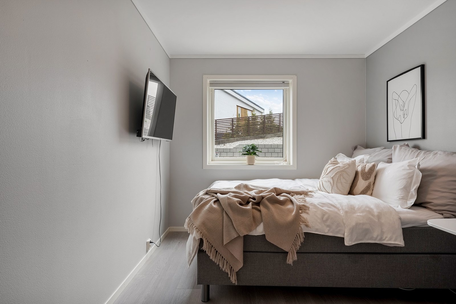 - Plass til seng i ønsket størrelse samt skrivebord eksempelvis - Galleribilde