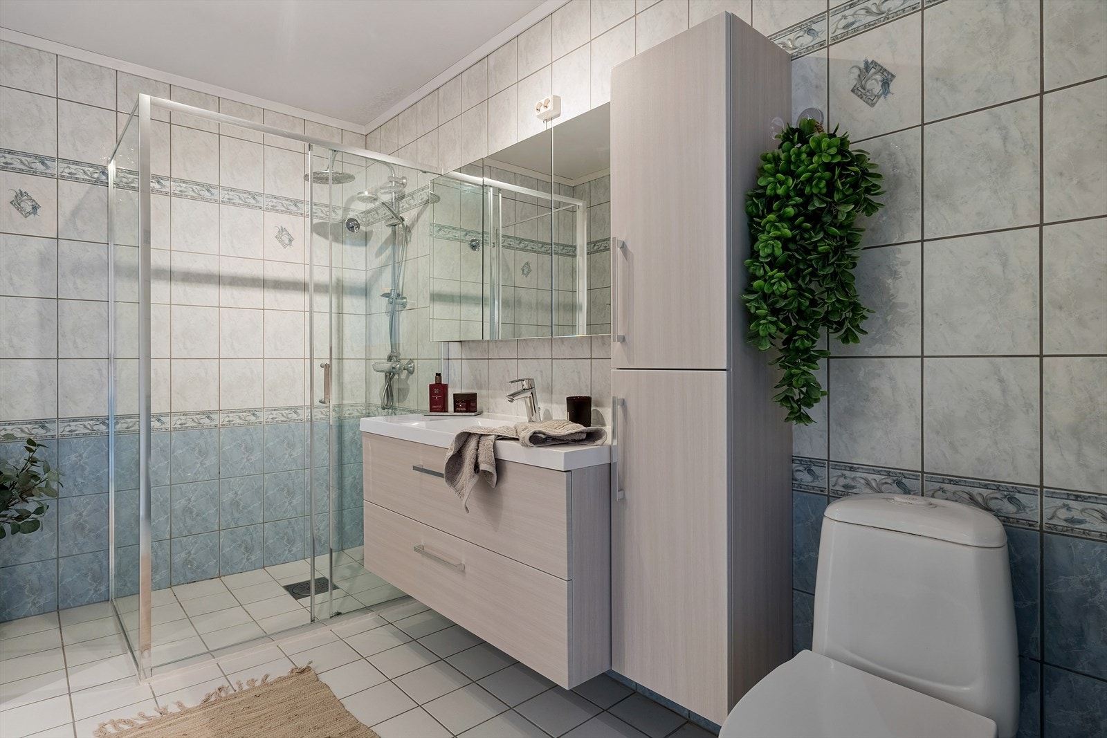 - Helfliset baderom på 6,1m² med behagelig varme i gulvet - Galleribilde