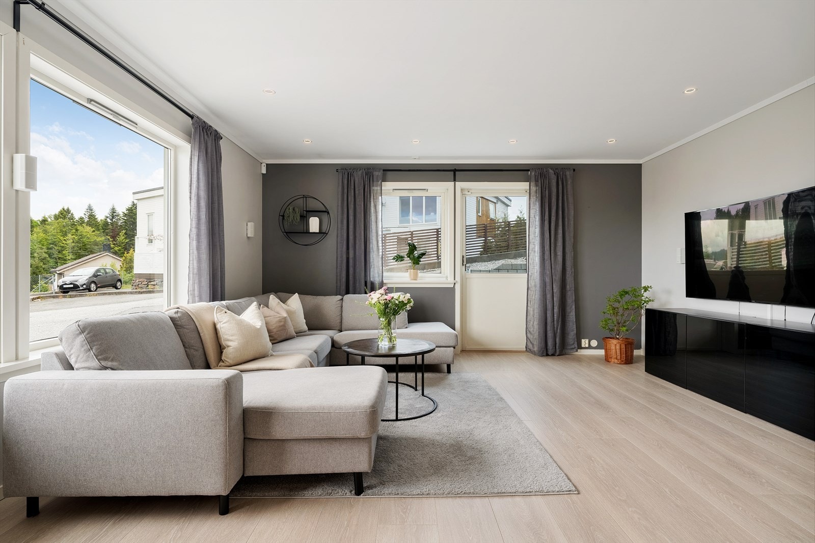 - Stue/kjøkken strekker seg utover et totalt areal på hele 42,8m² - Galleribilde