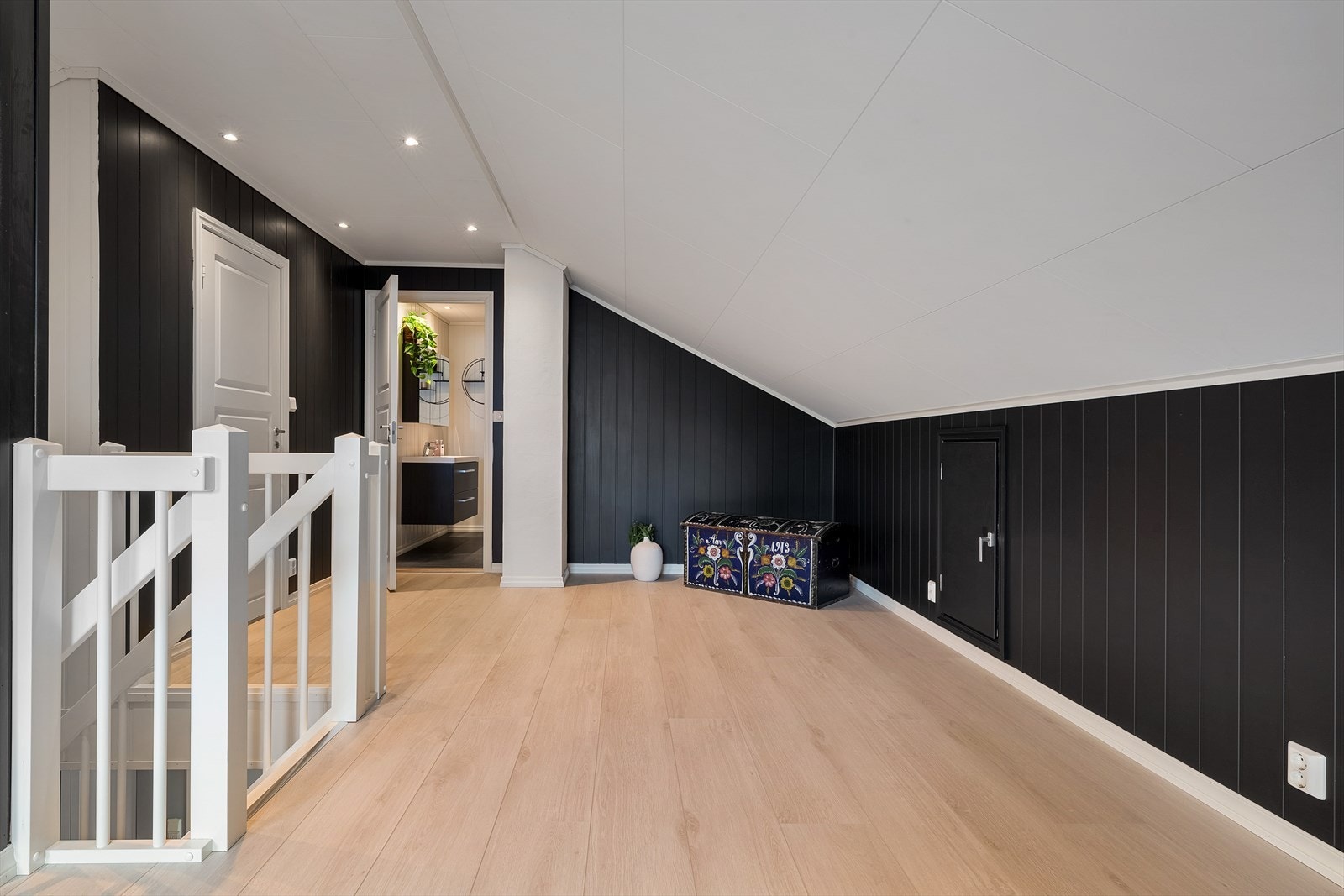 - Merk dør til kneloft til høyre - Galleribilde