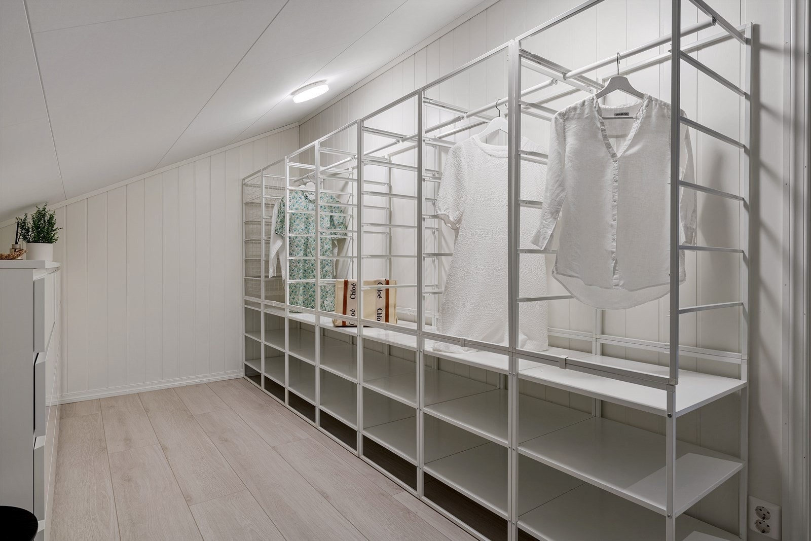 - Walk-in closet med rikelig med plass til oppbevaring av vinterklær, sko m.m. - Galleribilde