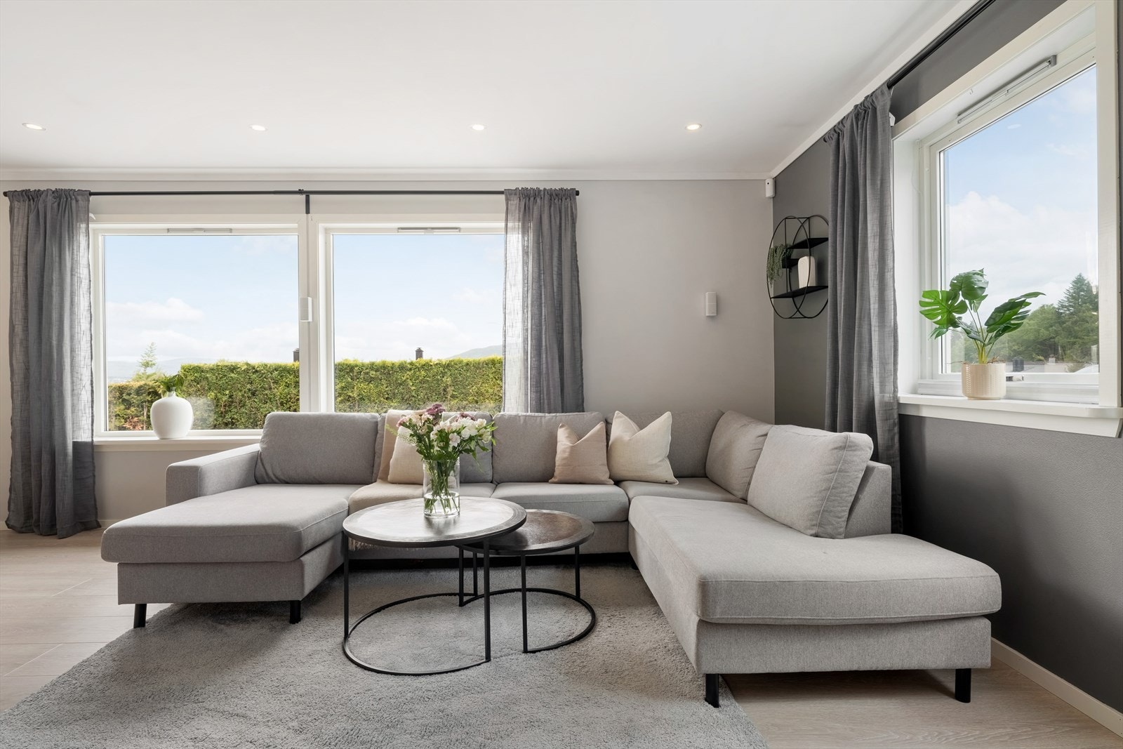 - Her har man god plass til å innrede med sofakrok og spisebord i ulike soner - Galleribilde