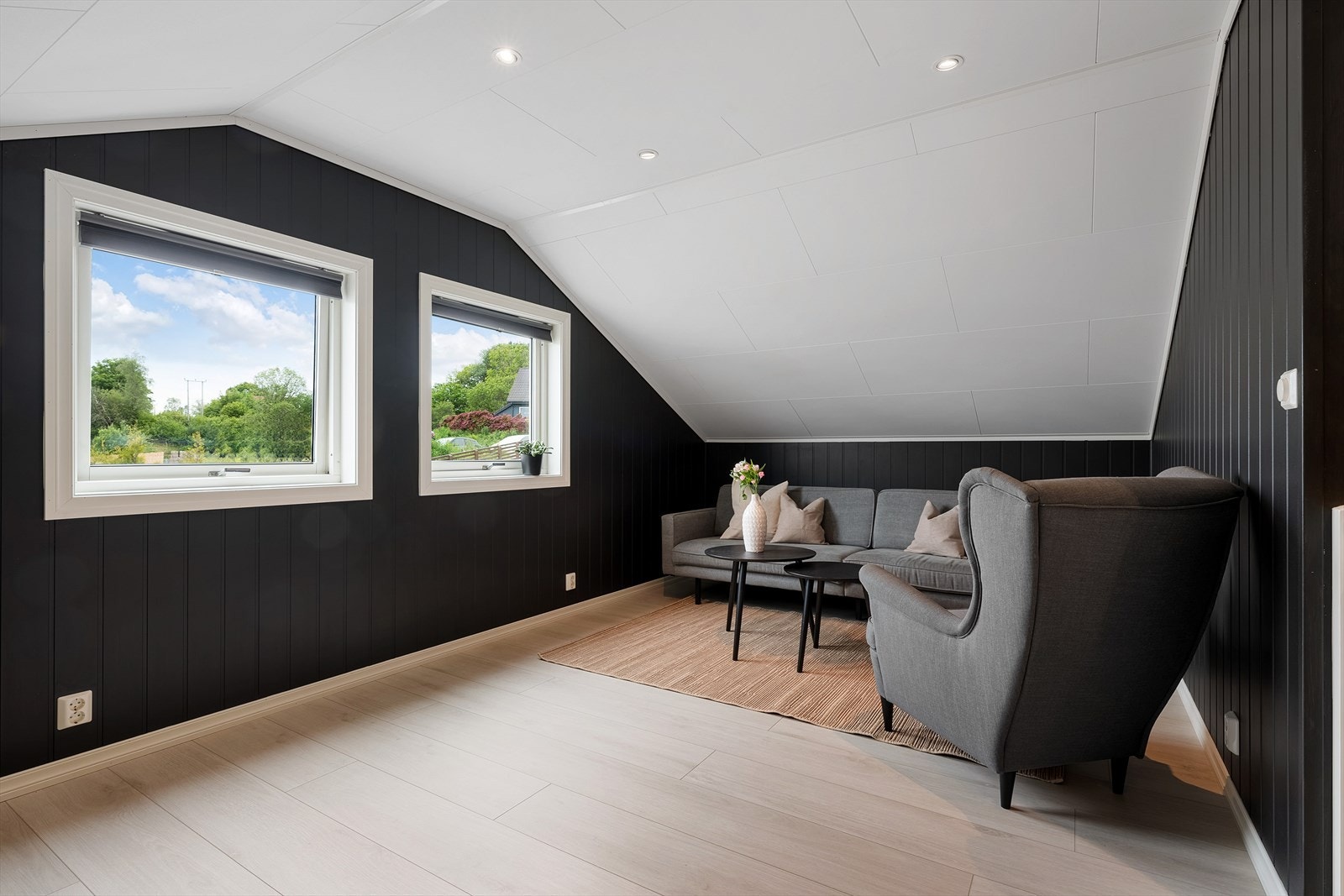 - Vi beveger oss opp i loftsetasjen som inneholder loftstue/trapperom, toalettrom og bod - Galleribilde