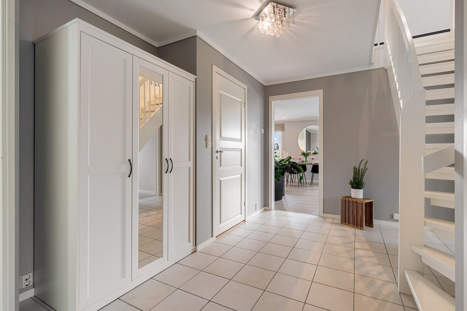 - Svært romslig gang på 10,7m². Se uttak til sentralstøvsuger ved inngangen til stuen - Galleribilde