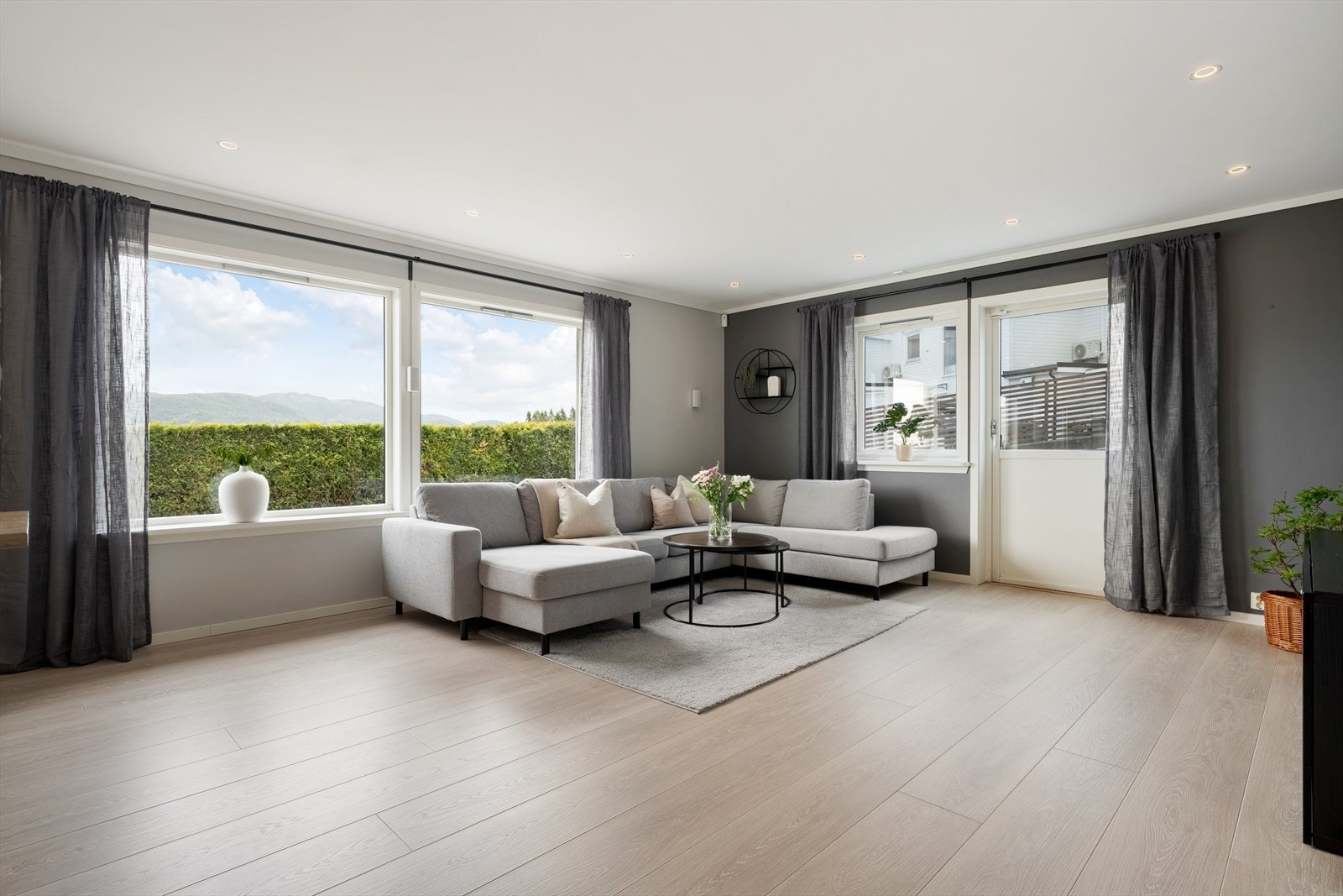 - I 2021 ble det lagt nytt 1-stavs laminatgulv i stue/kjøkken - Galleribilde