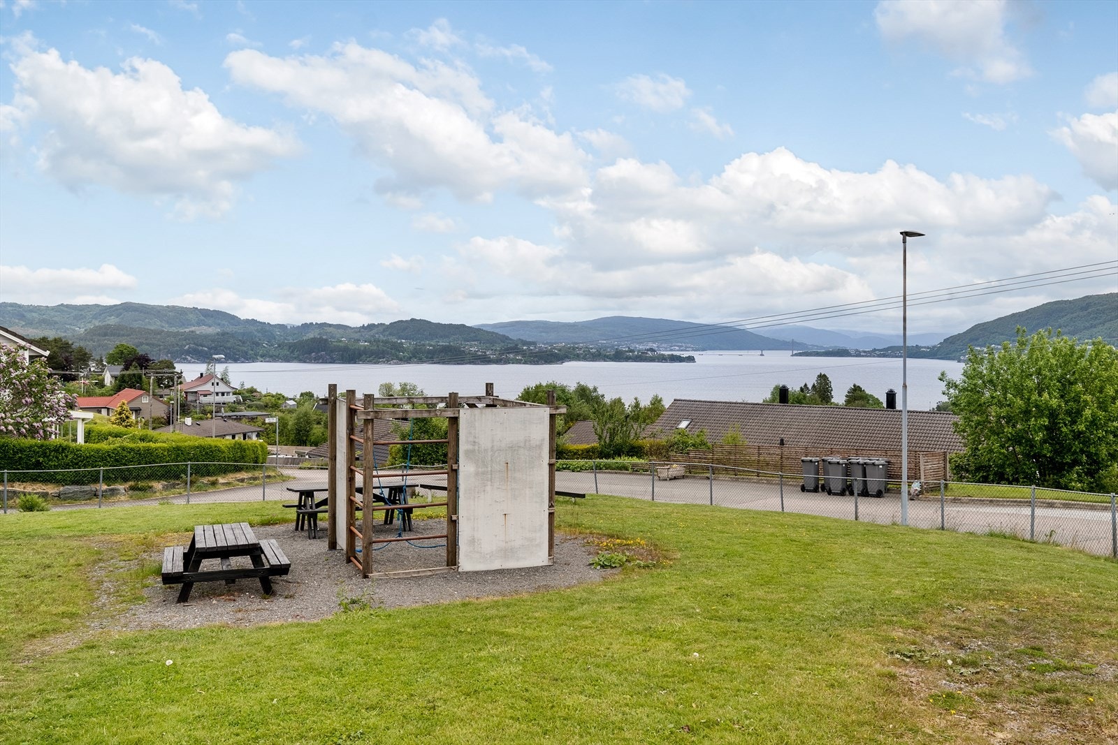 - Bosett deg i et trygt og barnevennlig område med ballbinge og lekeplasser i feltet - Galleribilde