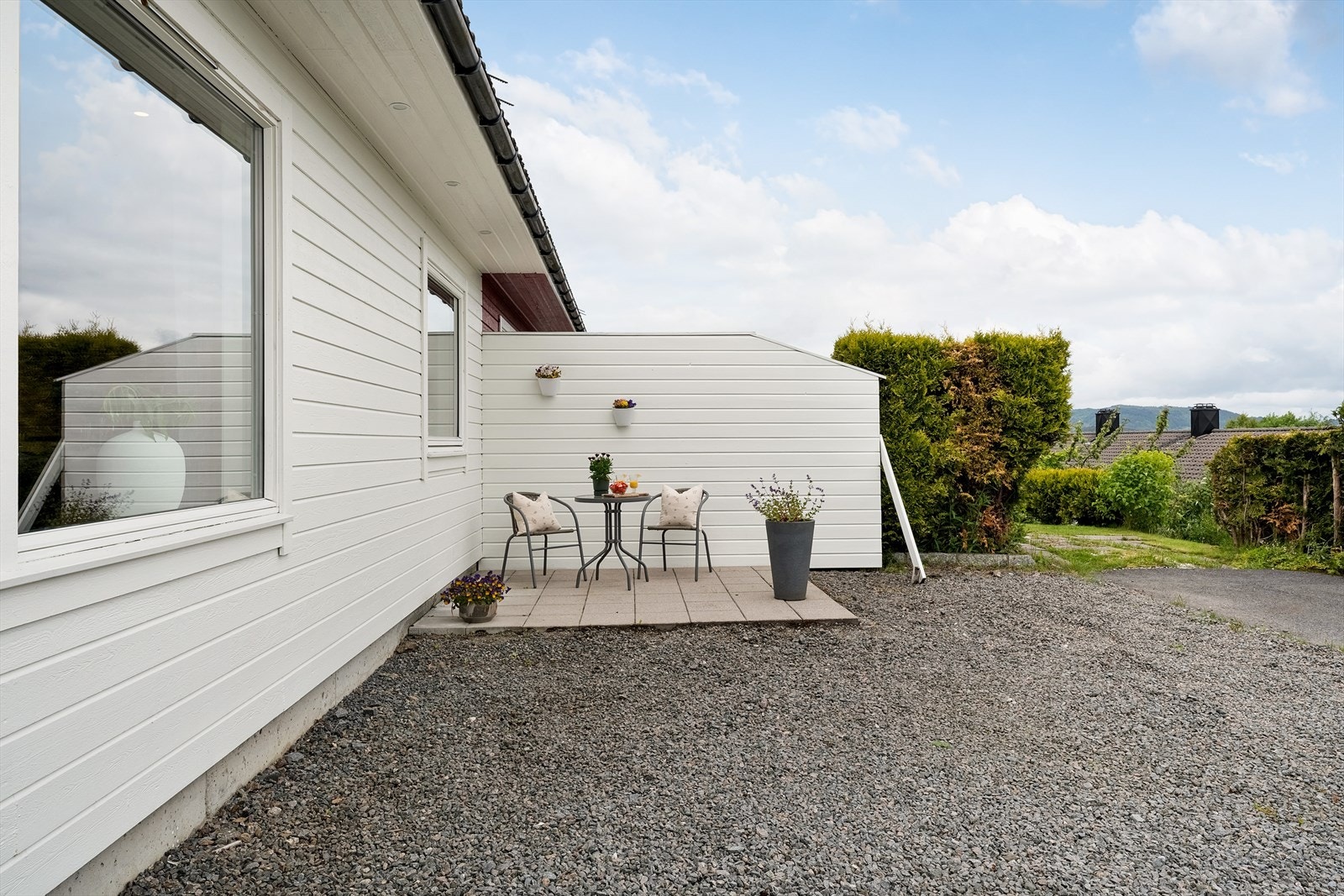 - Her er det også tillaget en uteplass på fremsiden av huset hvor solen kommer først - Galleribilde