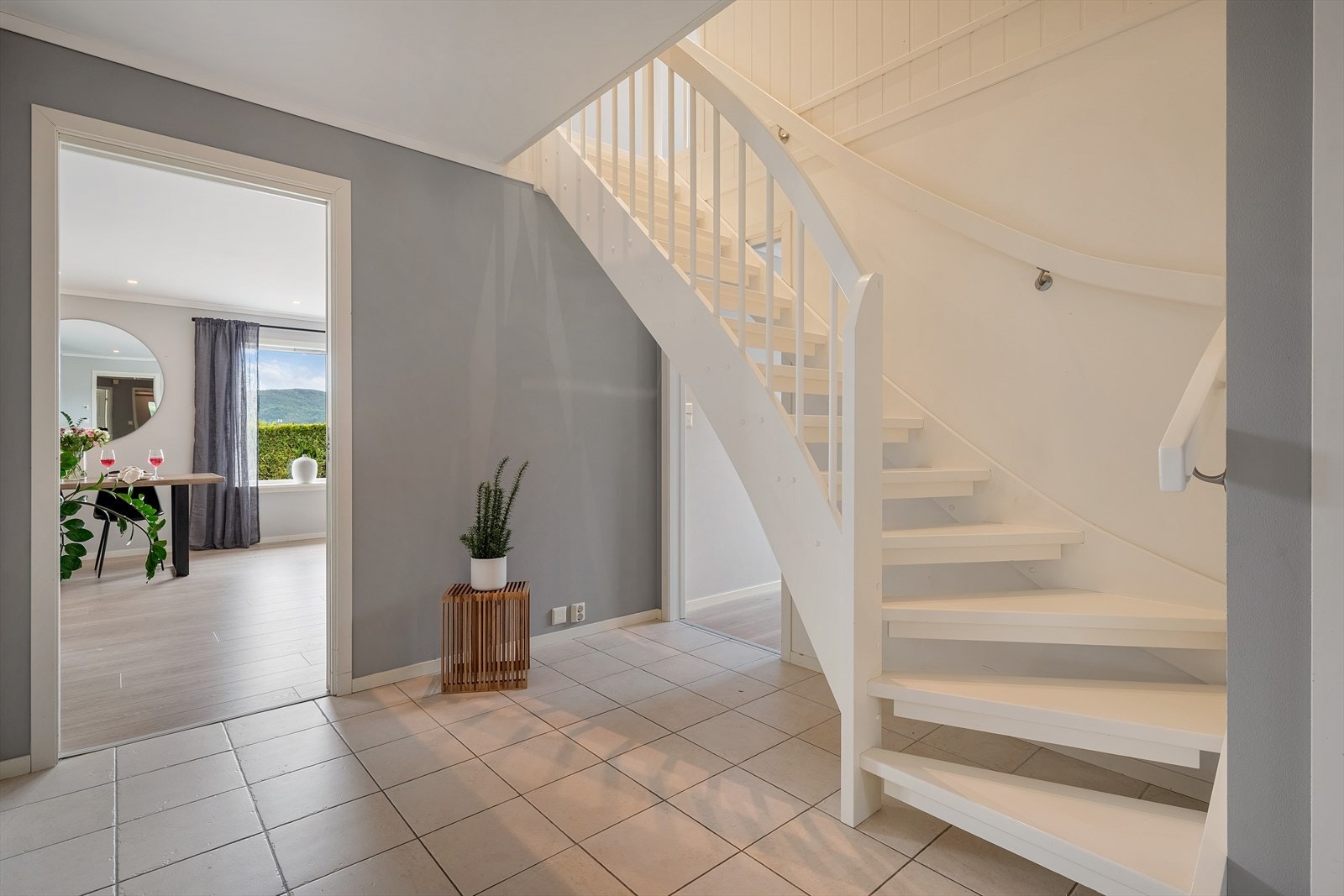 - Det er gulvvarme i entré, gang/trapperom, bad, stue/kjøkken og alle soverom i hovedetasje - Galleribilde