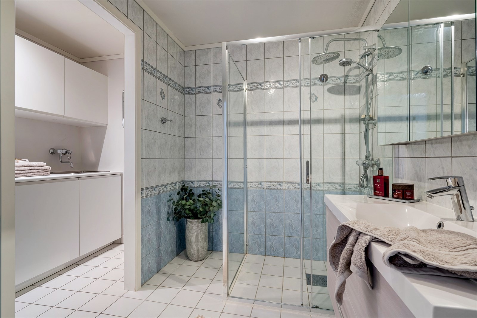 - Til venstre er det en egen nisje med opplegg til vaskemaskin og tørketrommel - Galleribilde