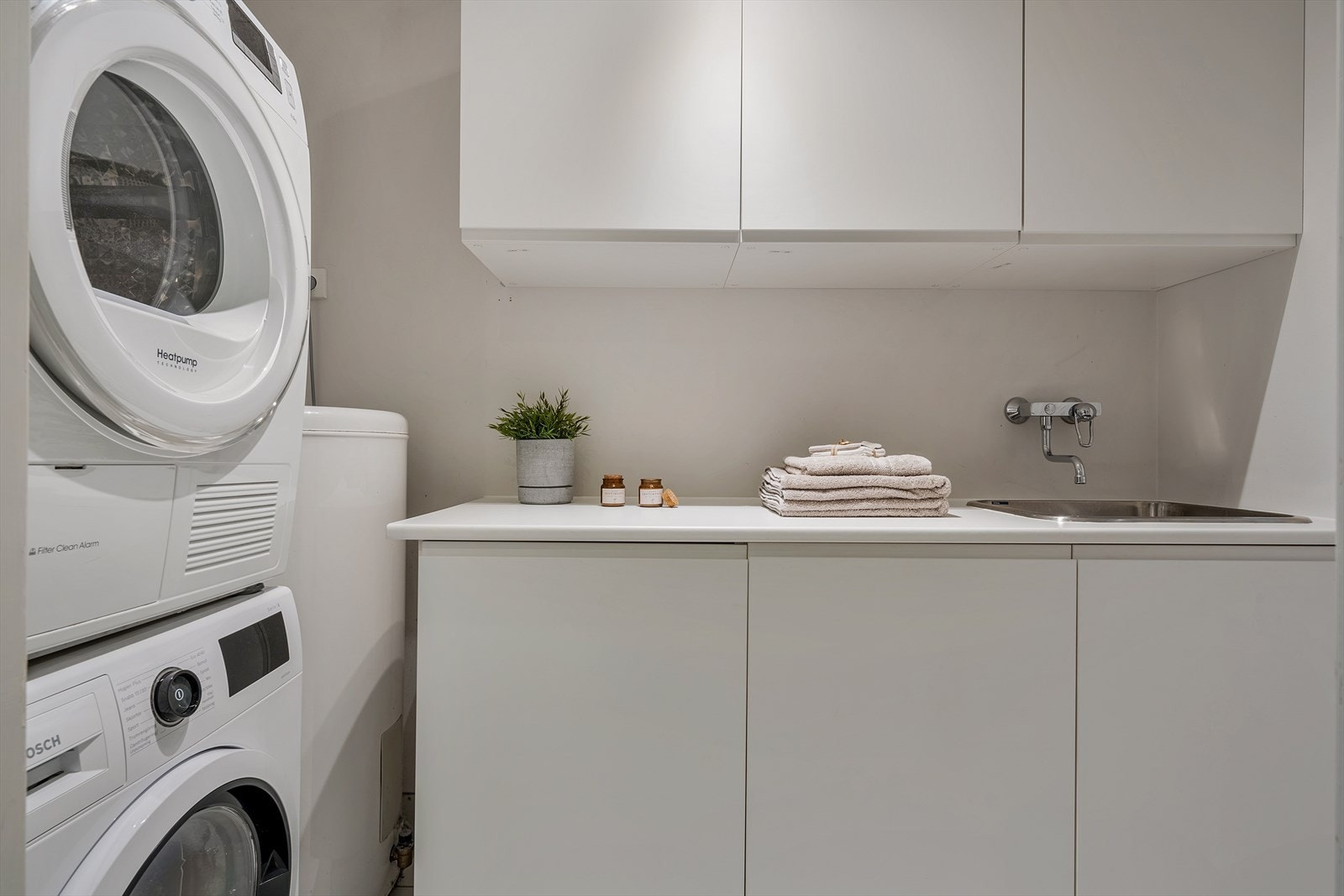 - Her er også varmtvannsbereder plassert, samt en praktisk oppbevaringsløsning med utslagsvask - Galleribilde