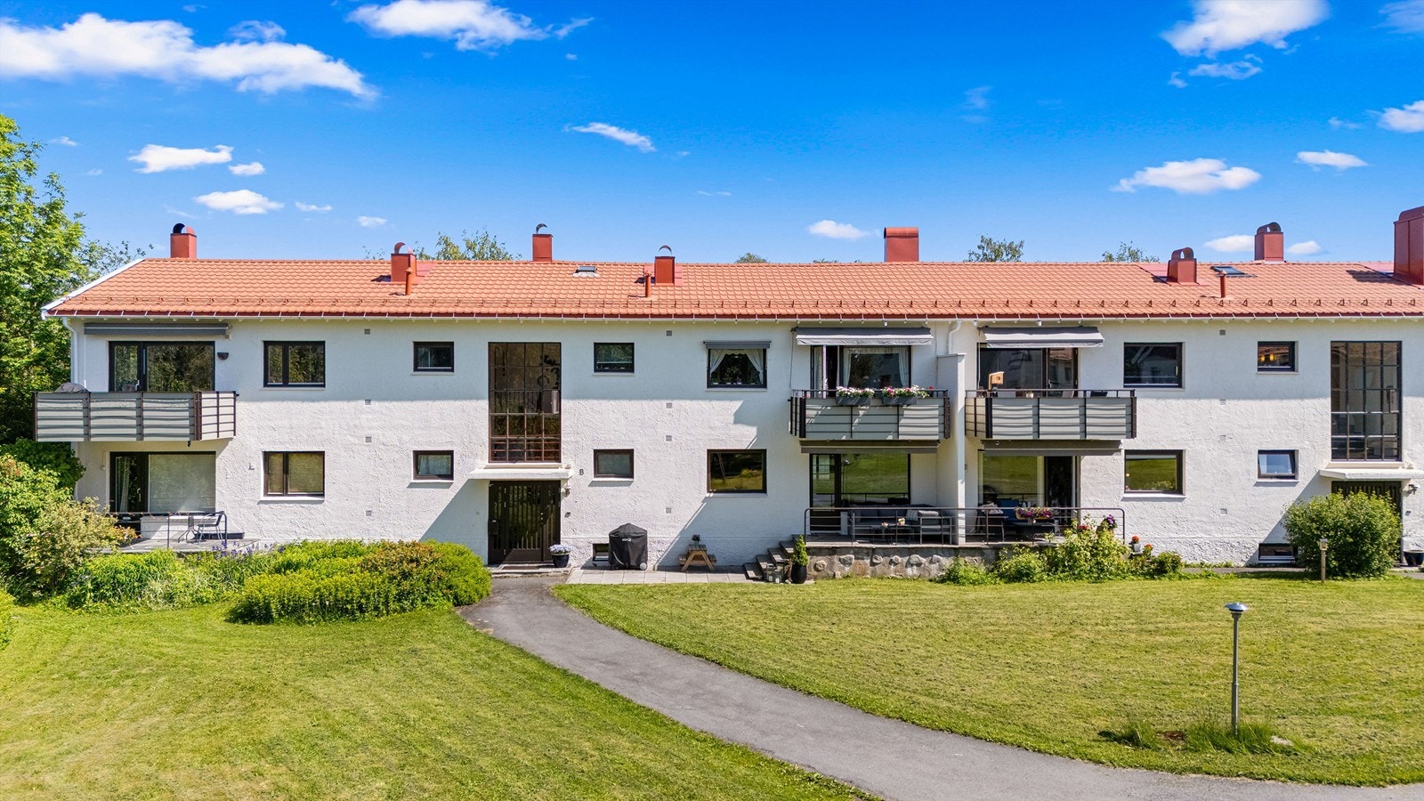 Boligen har en svært attraktiv og sentral beliggenhet på populære Eiksmarka. Det er kort gangavstand til både Eiksmarka og Østerås senter, samt dagligvarebutikk med søndagsåpent og post i butikk. Galleribilde