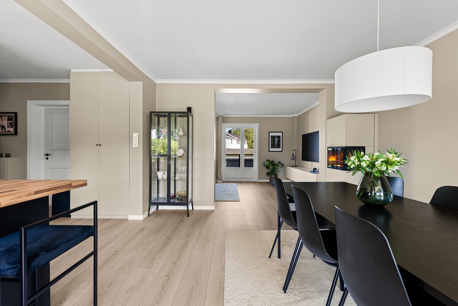 Velkommen til Eiksveien 1B - Lekker 3 (4)- roms leilighet med to uteplasser. Solrikt. Peis. Barnevennlig. Garasjeplass. Kort vei til T-bane. Galleribilde