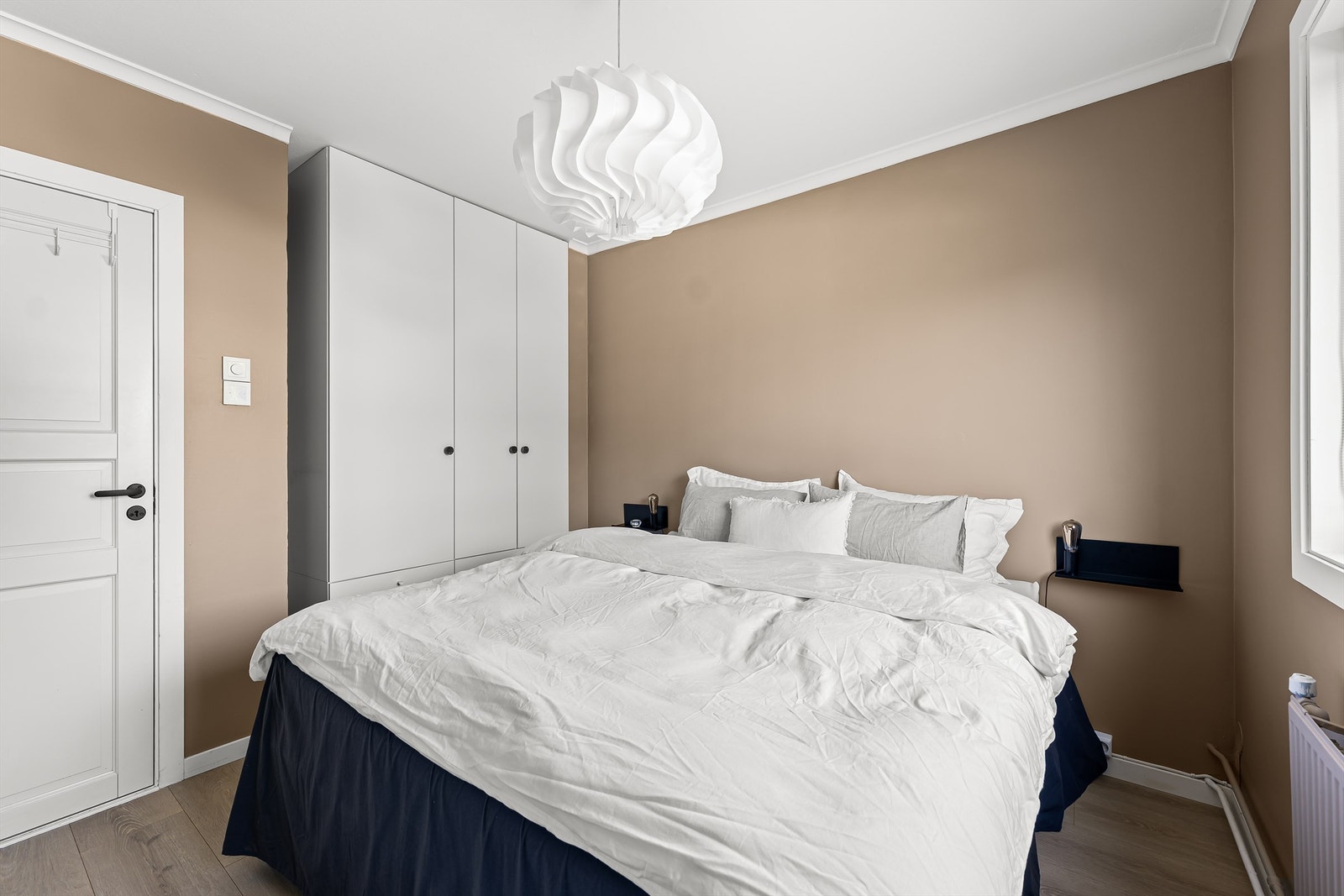 Hovedsoverommet har god plass til dobbeltseng, og er innredet med romslig garderobeløsning. Galleribilde