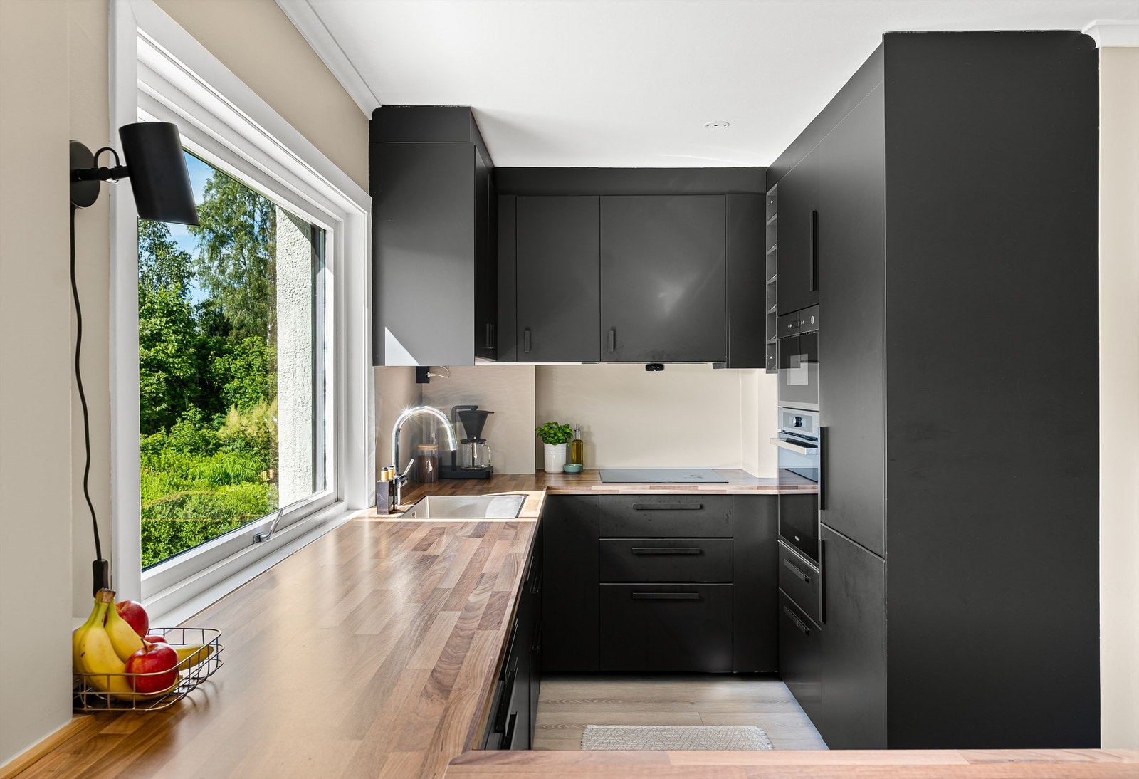 Kjøkkenet er godt utstyrt med integrerte hvitevarer: induksjonstopp, stekeovn, oppvaskmaskin, mikrobølgeovn og kjøl/frys - alt gir et moderne og funksjonelt uttrykk. Galleribilde