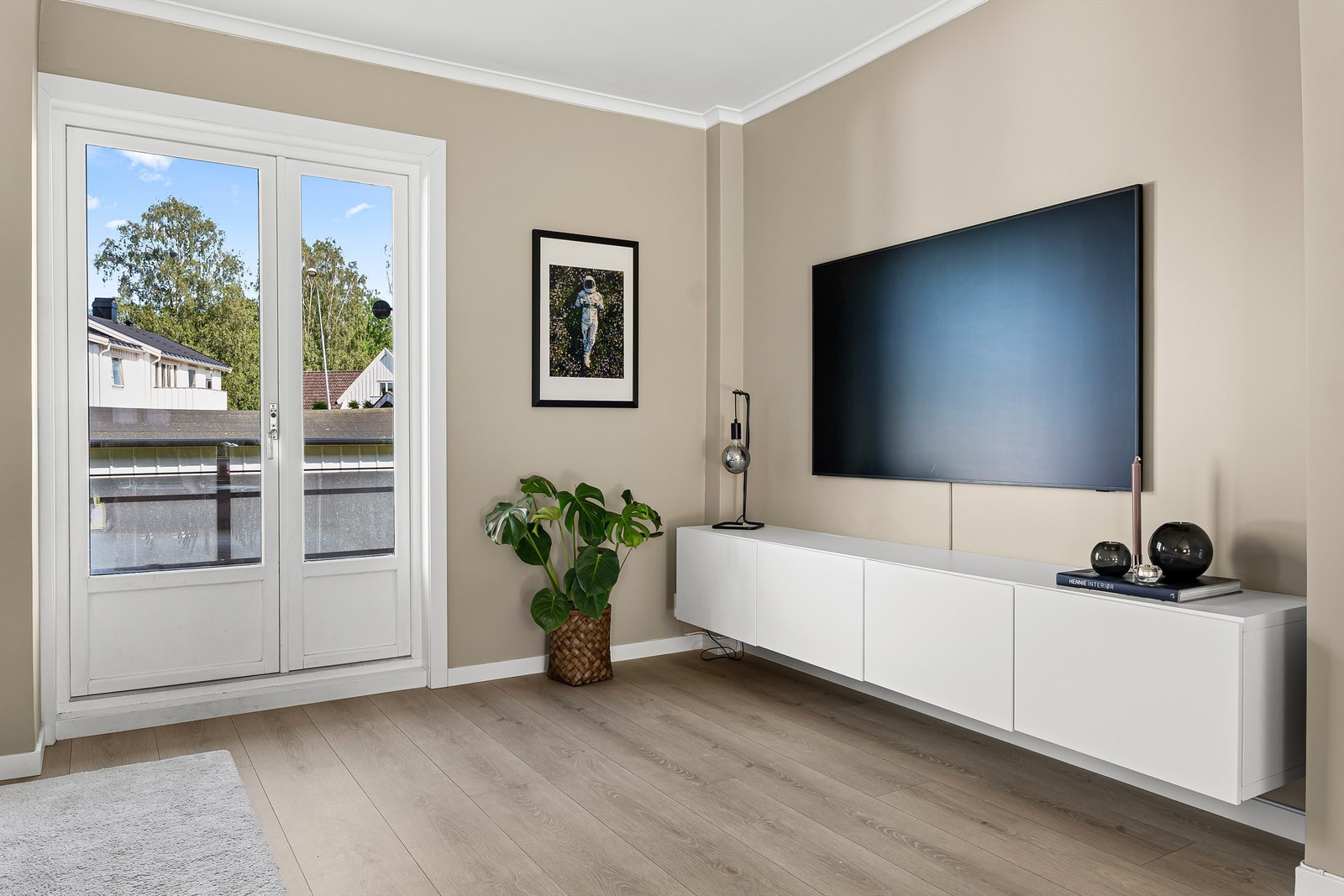 Utgang til østvendt balkong med trapp ned til fellesområde. Galleribilde