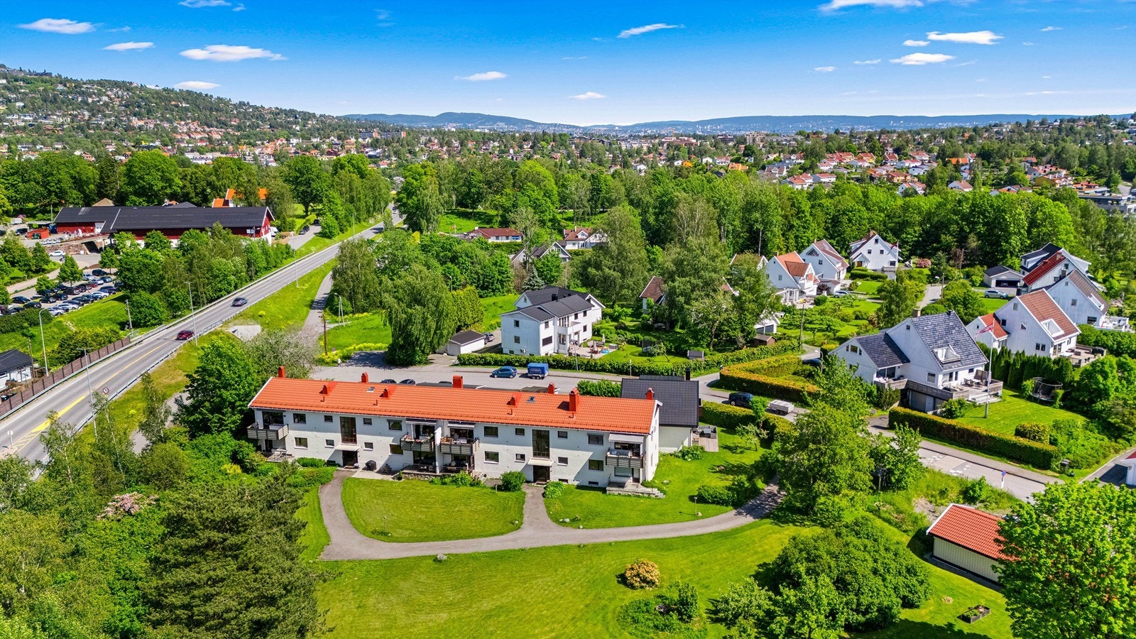 For den aktive byr nærområdet på et rikt tilbud av fritidsaktiviteter: tennisbaner, ballbinge ved skolen, golfbaner på Haga og Grini, fotballbane ved Eiksmarka bibliotek, treningssenter (Fresh Fitness på Østerås) m.m. Galleribilde