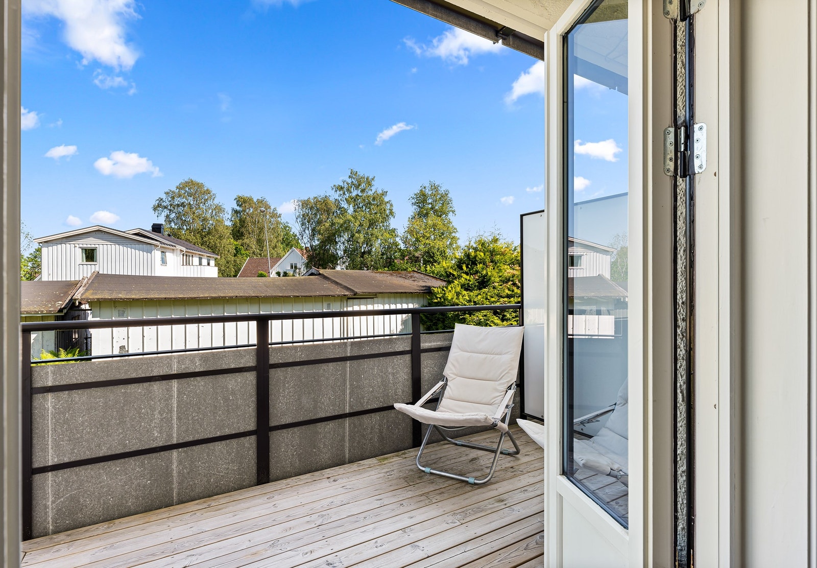 En herlig uteplass med utsyn over grønne fellesområder. Tilgang til sameiets hage ned trapp fra balkong. Galleribilde