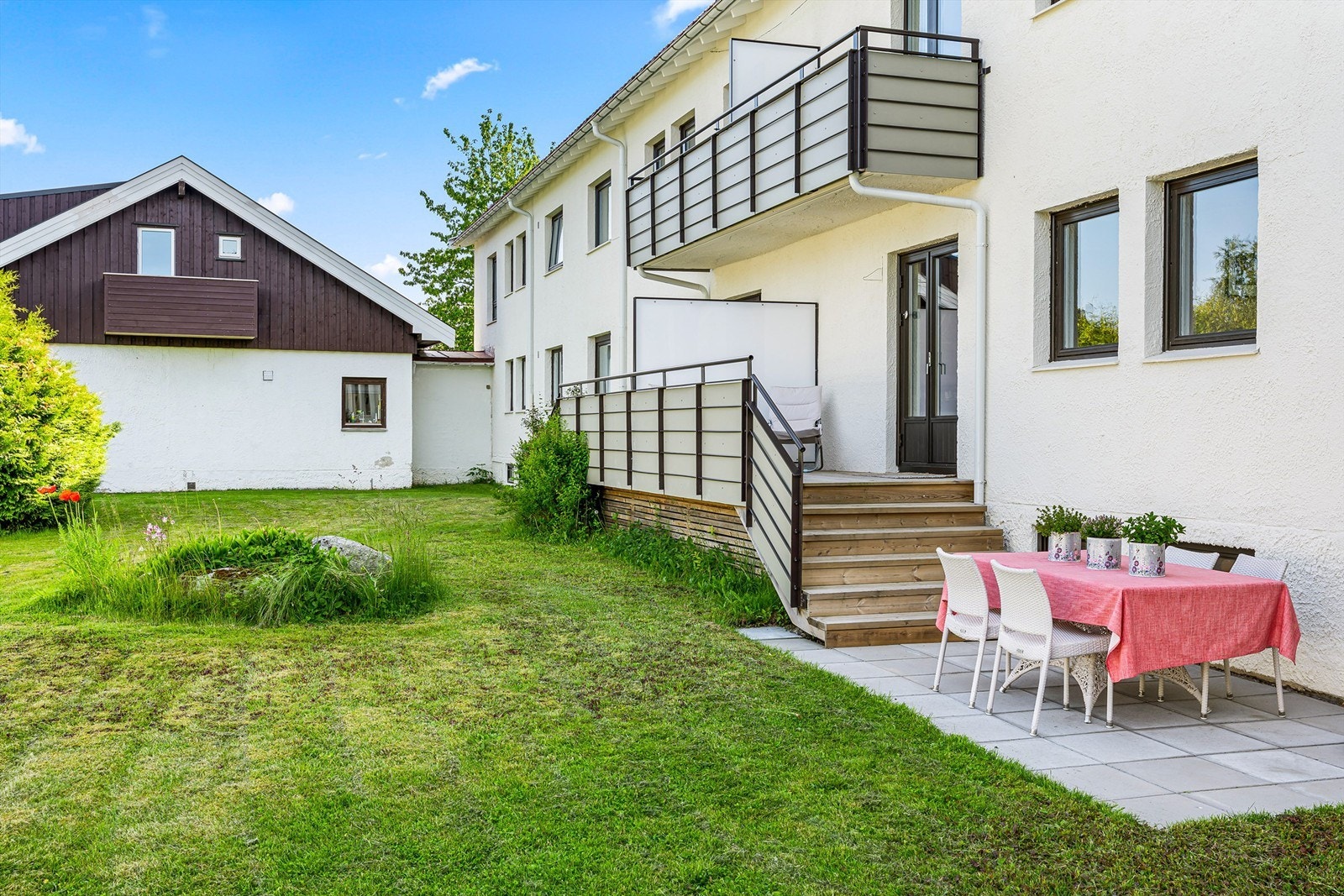 En unik mulighet. Svært sjeldent leiligheter med 2 uteplasser som selges i området. Her kan man følge solen gjennom hele dagen. Samt perfekt å kunne slippe ut barn eller dyr. Galleribilde