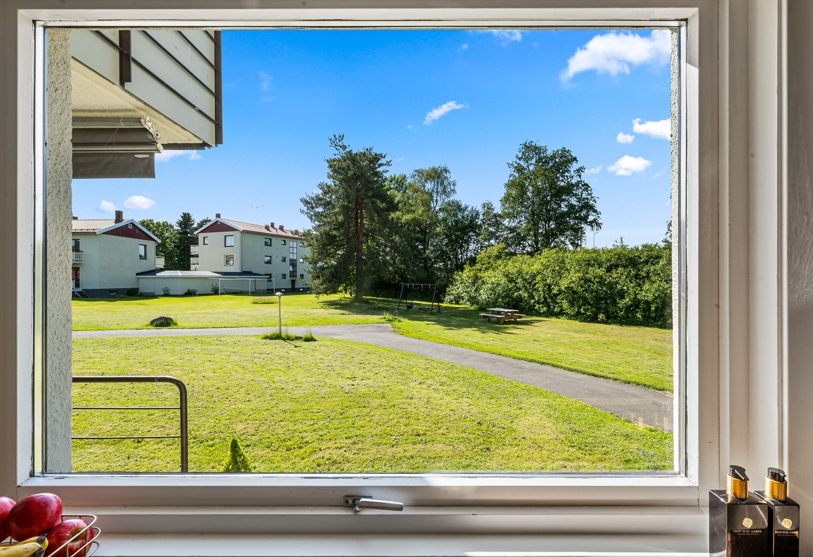 Sameiets fellesområder er romslige med masse plen å løpe på for de minste. Galleribilde