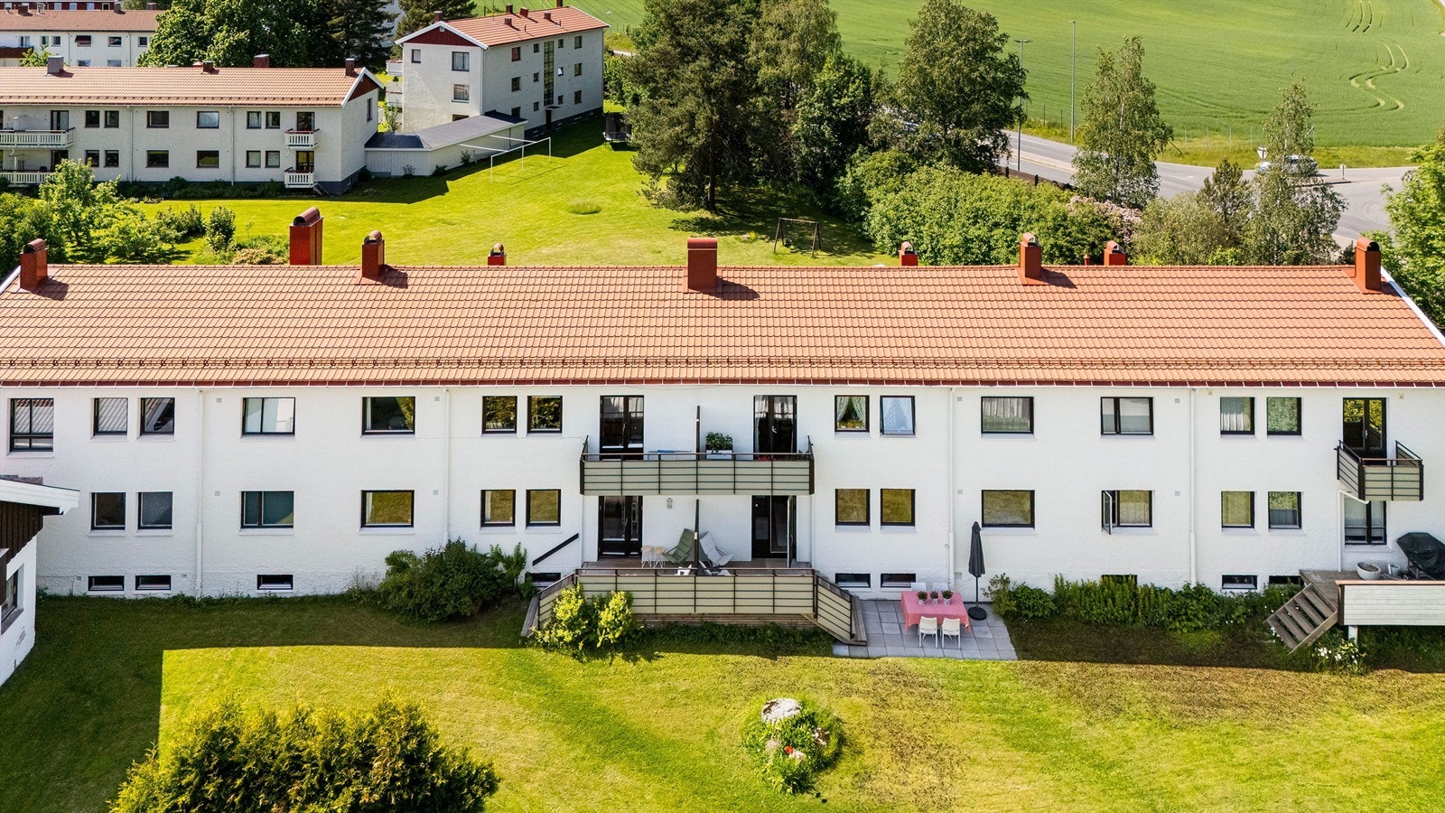 Eiksmarka er et veletablert og barnevennlig boligområde med en variert bebyggelse bestående av lavblokker, tomannsboliger, rekkehus og eneboliger. Området byr på flere barnehager, barneskole, lekeplasser, grønne fellesarealer og flotte turstier. Galleribilde