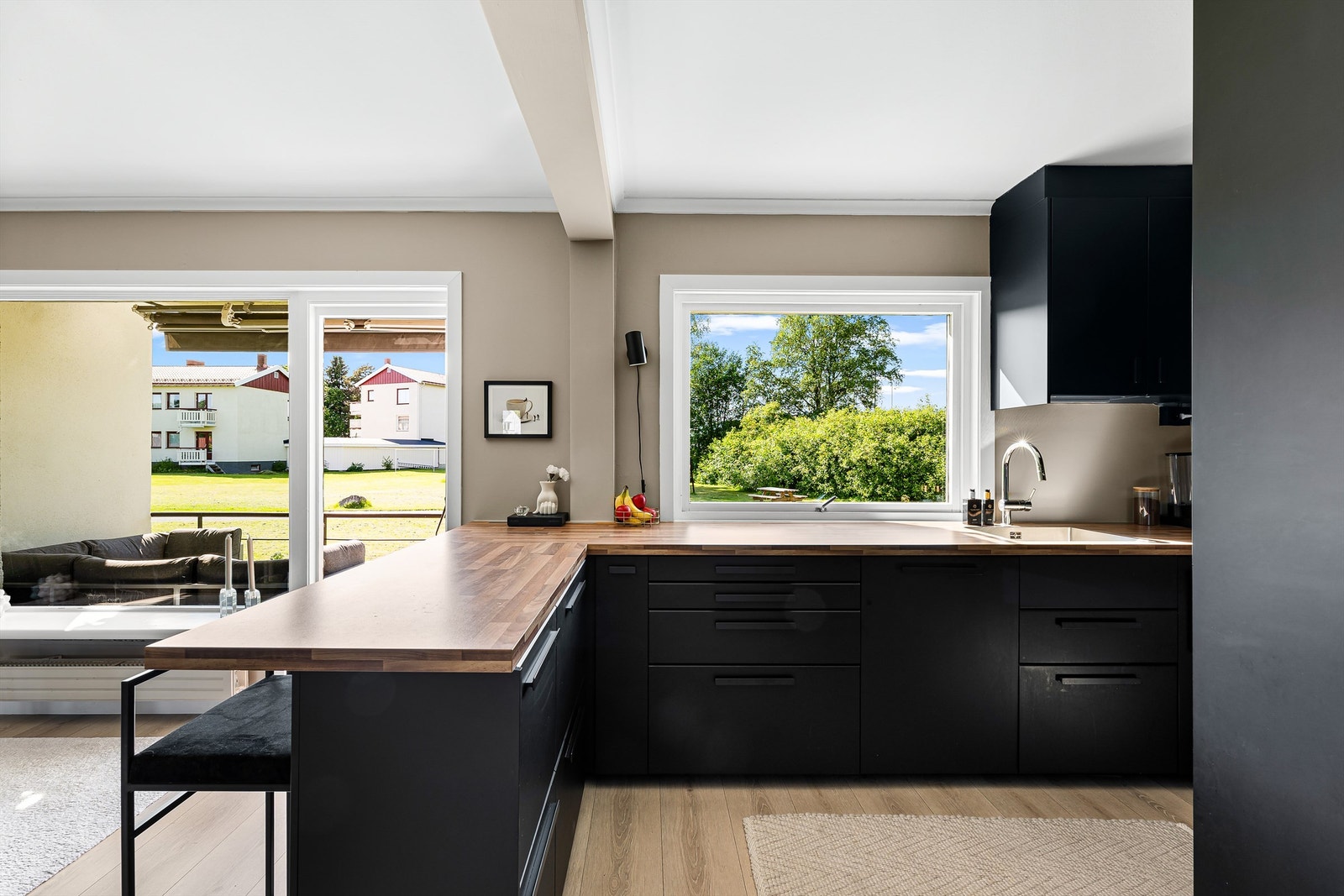 Kjøkken i åpen løsning, med praktisk øy for avlastning og sitteplass. Galleribilde