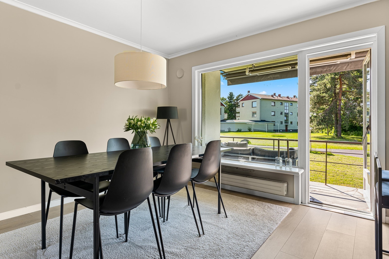 En unik mulighet. Svært sjeldent leiligheter med 2 uteplasser som selges i området. Her kan man følge solen gjennom hele dagen. Samt perfekt å kunne slippe ut barn eller dyr. Galleribilde