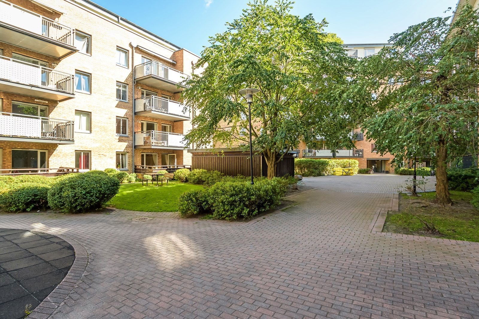 Det medfølger en garasjeplass, og leiligheten disponerer kjellerbod på 5 kvm. Galleribilde