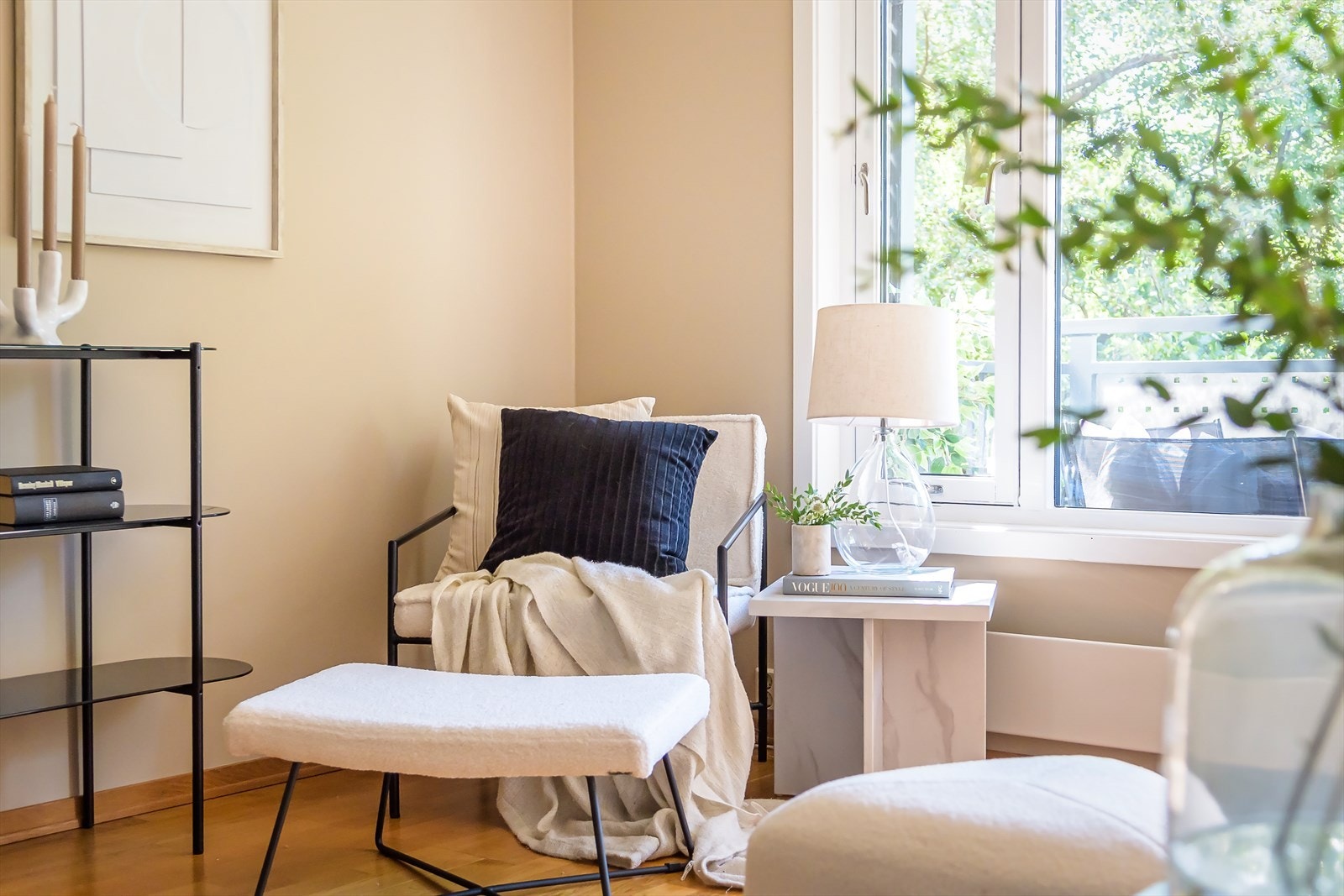 Store vindusflater som slipper inn rikelig med naturlig lys. Galleribilde